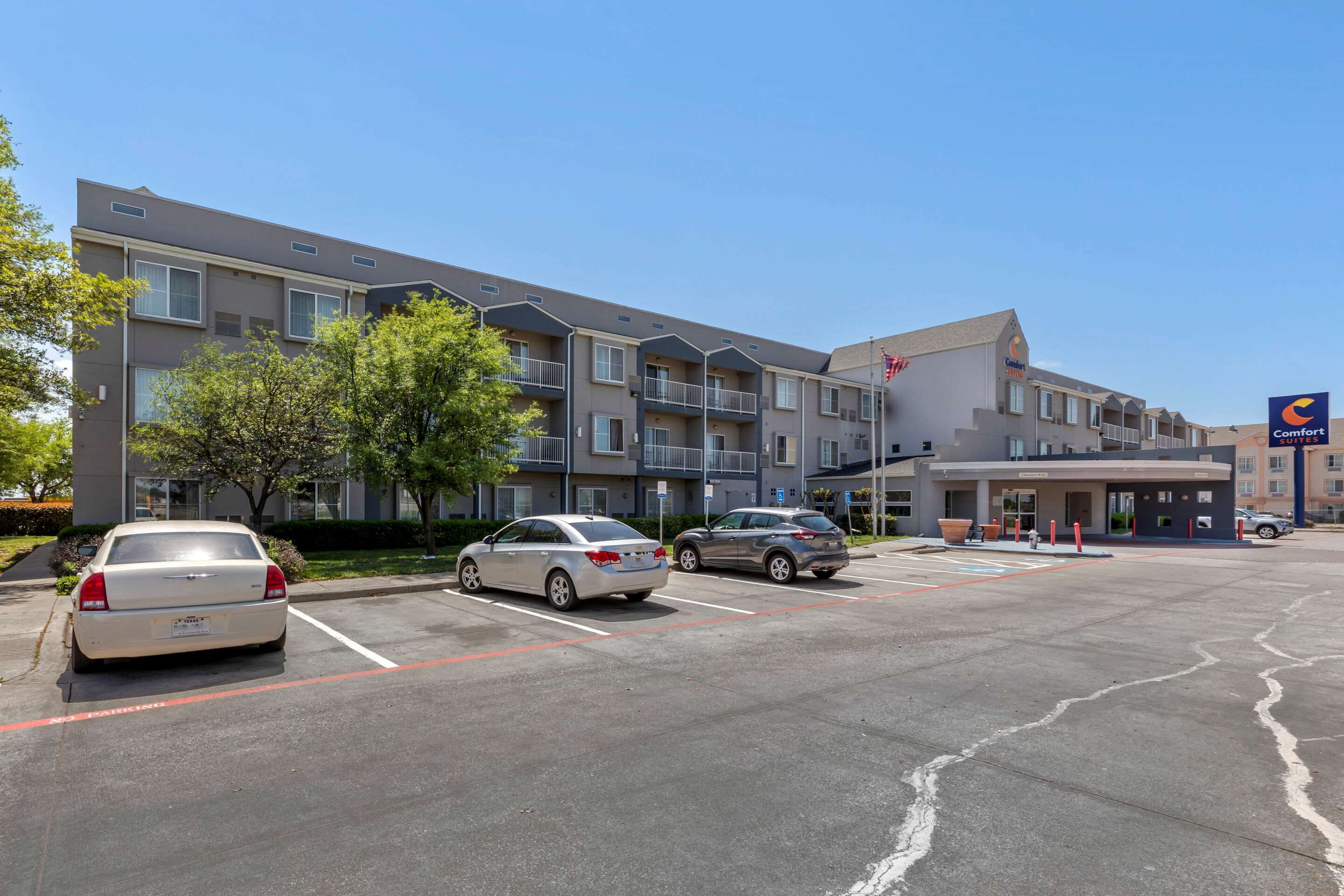 Hotel exterior | Comfort Suites DFW Airport