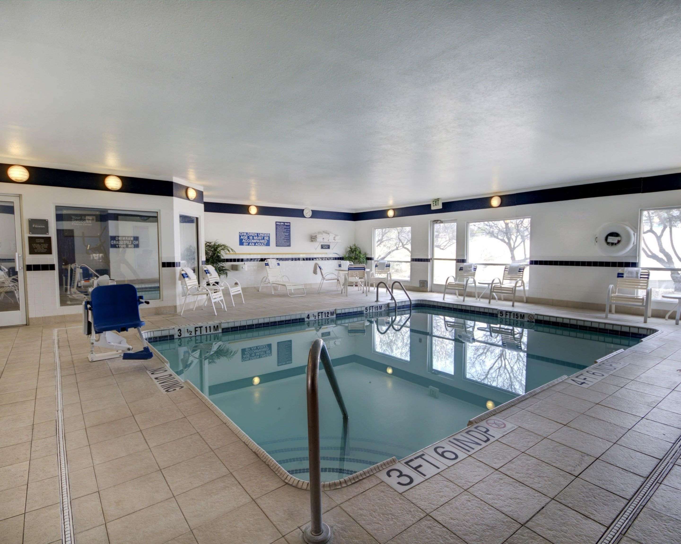 Indoor pool | Quality Suites University