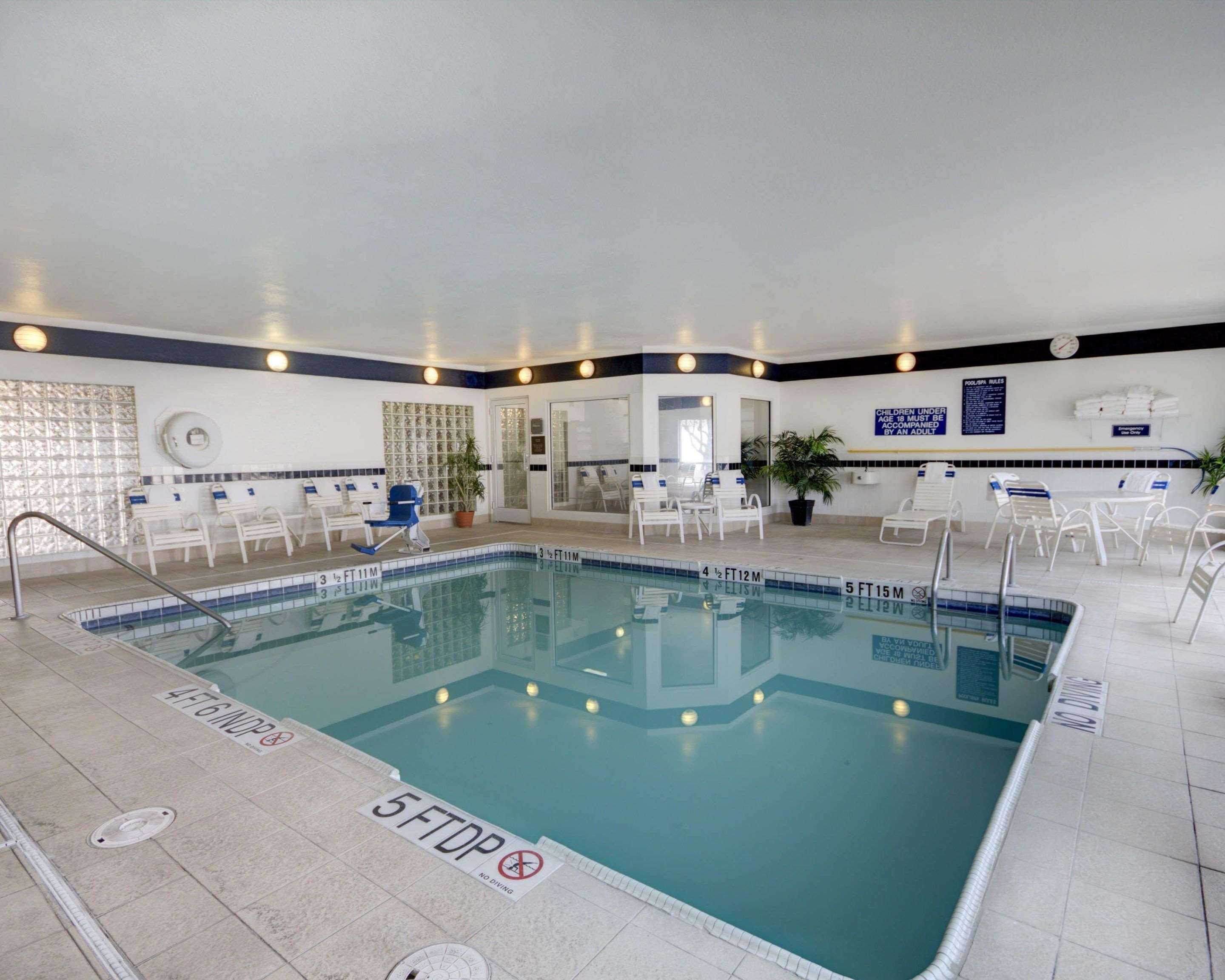 Indoor pool | Quality Suites University