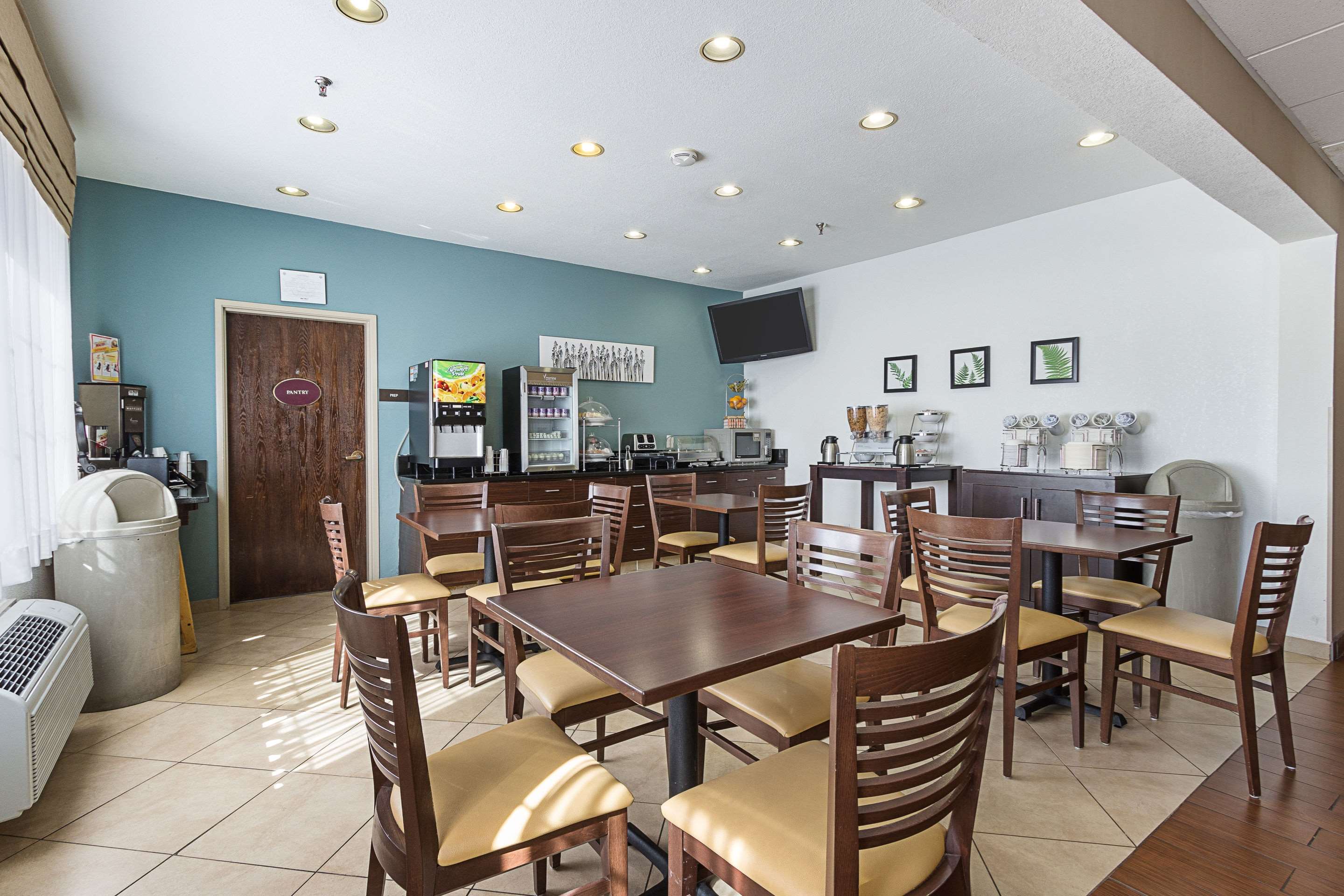 Breakfast area | Sleep Inn University