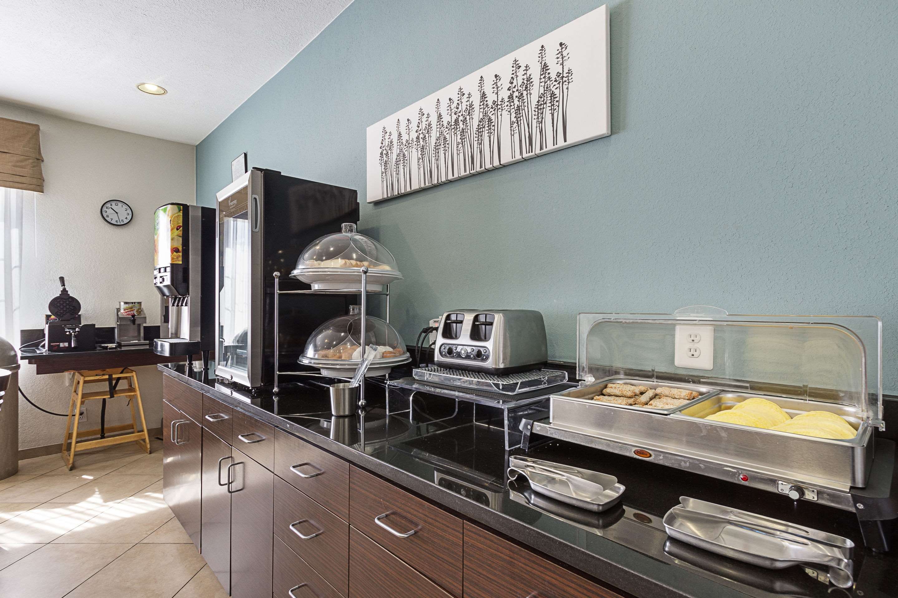Breakfast area | Sleep Inn University