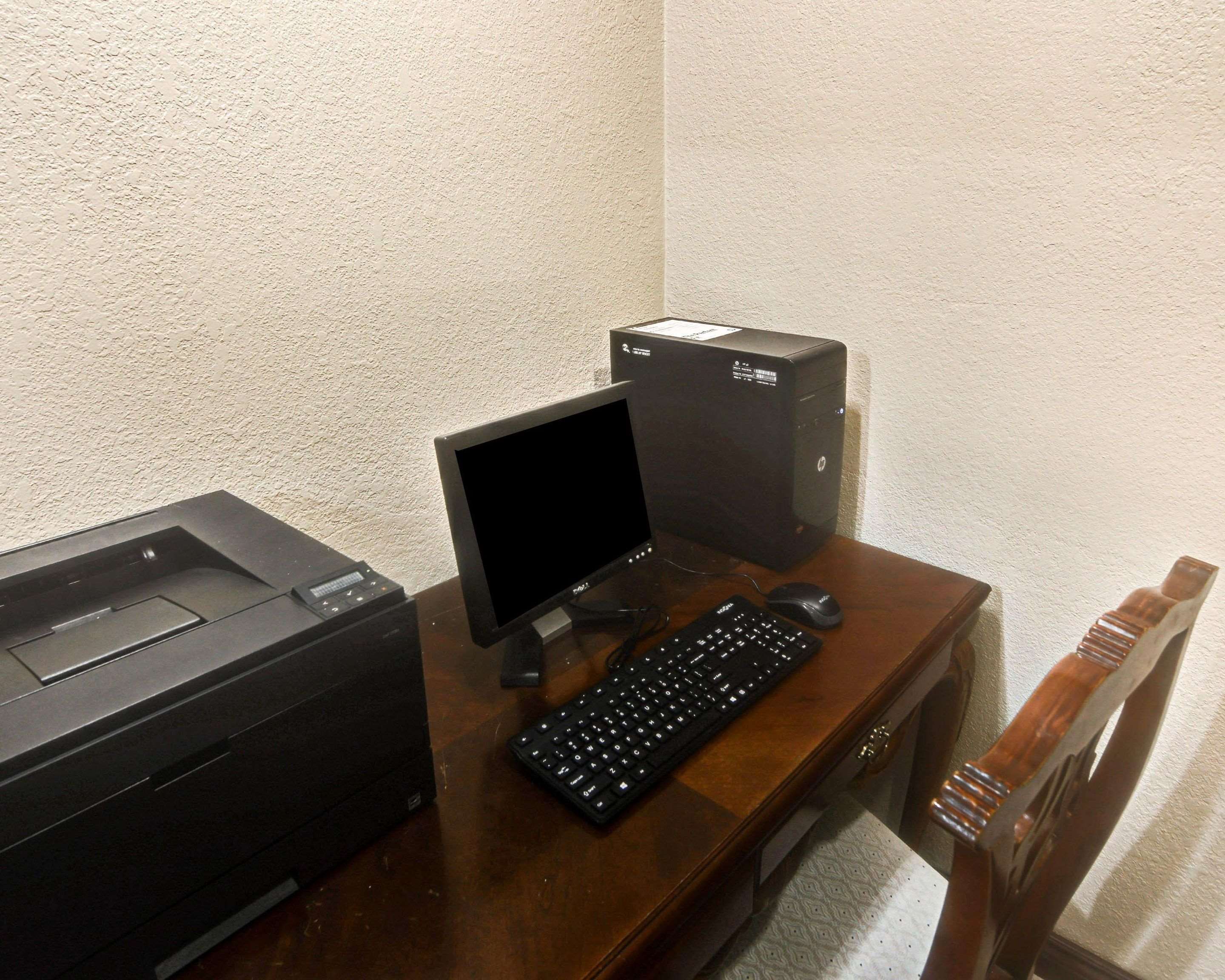 Business center | Quality Inn
