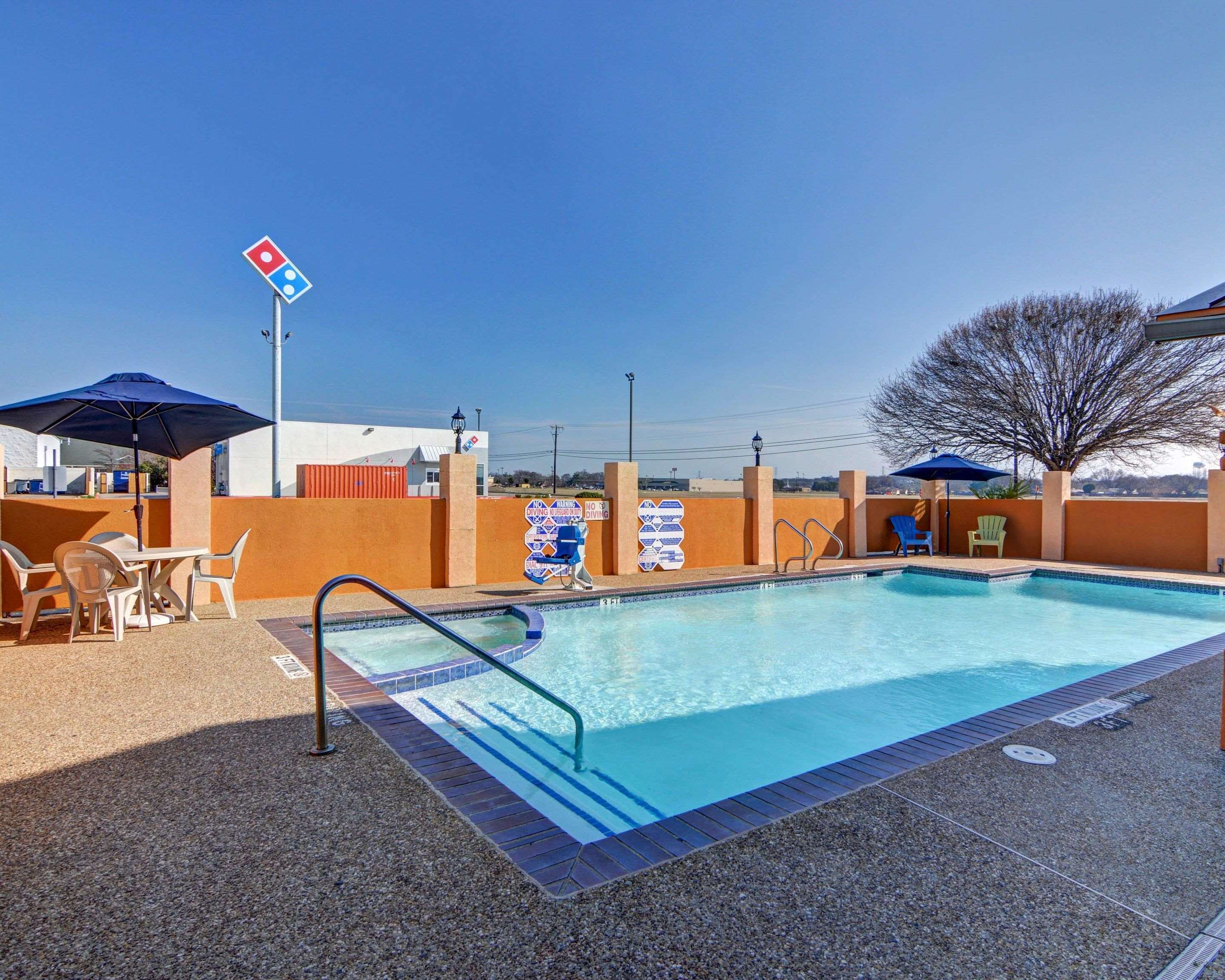 Outdoor pool with hot tub | Quality Inn