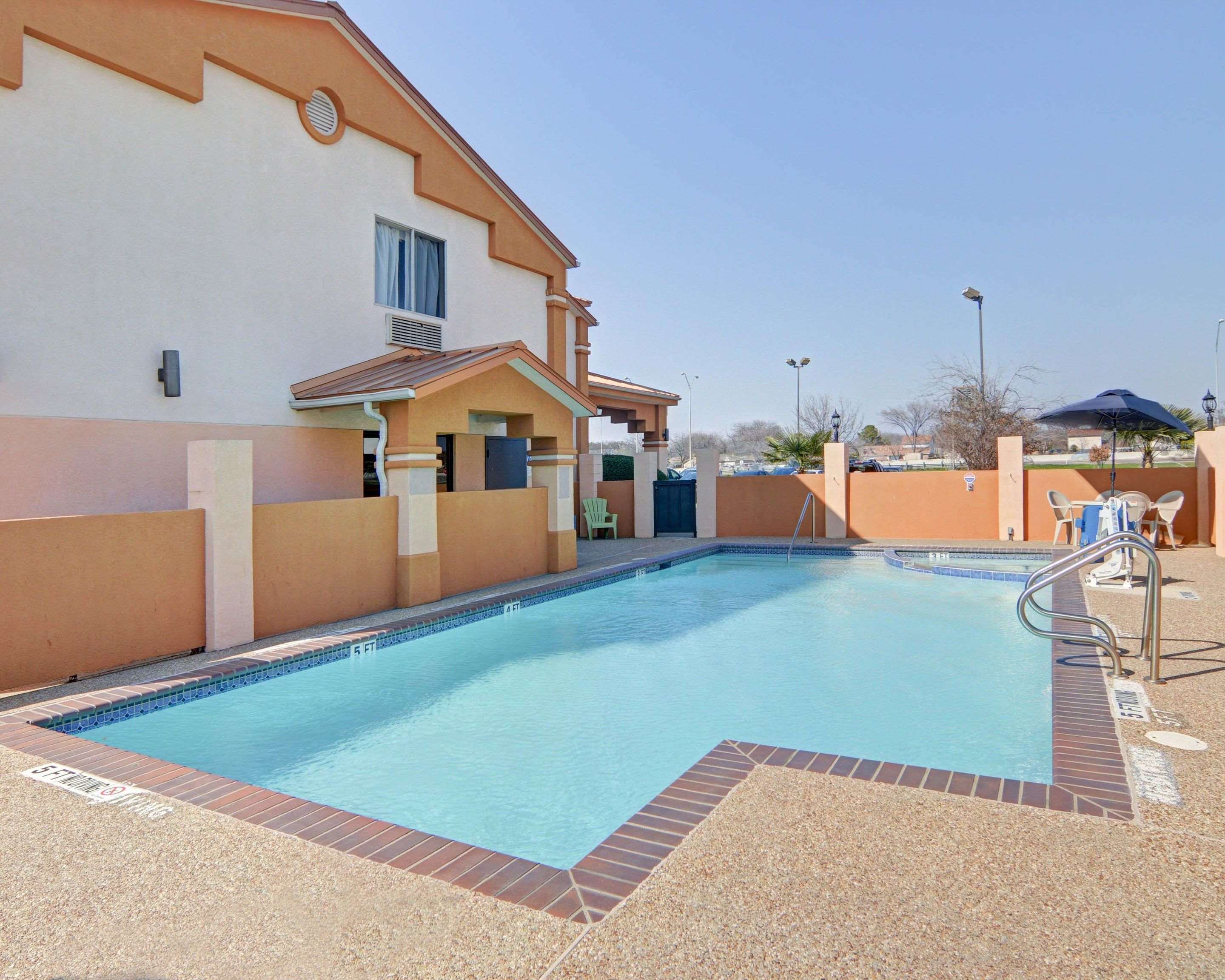 Outdoor pool | Quality Inn