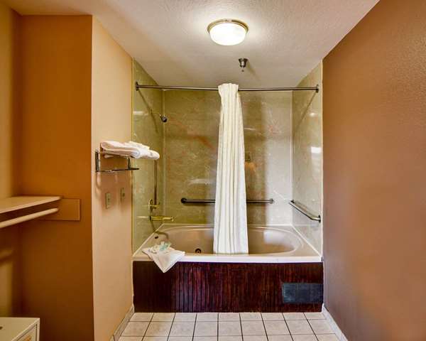 Suite - Quality Inn Forest Hill - I-20, Exit 440B
