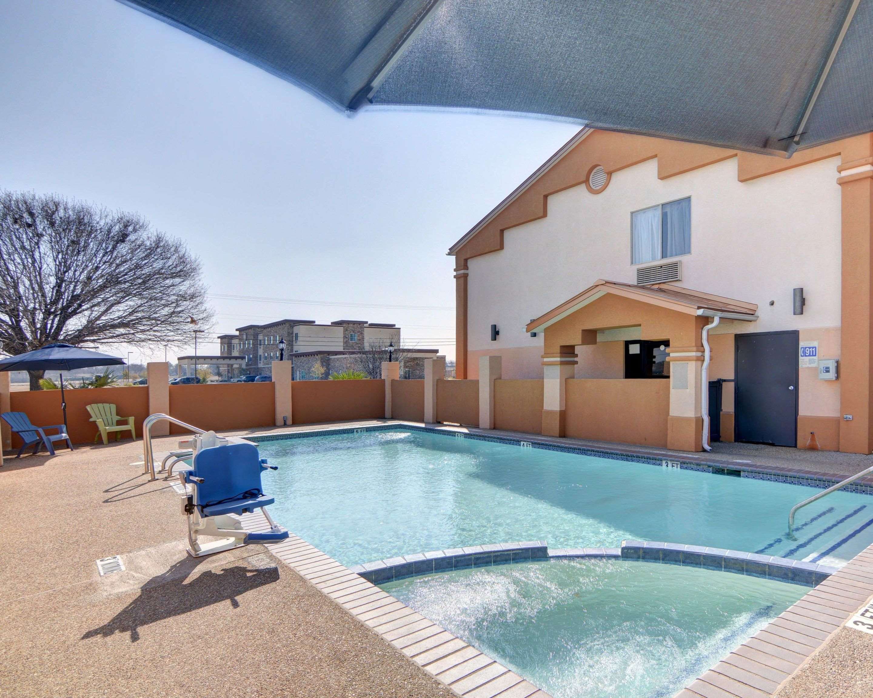 Outdoor pool with hot tub and sundeck | Quality Inn