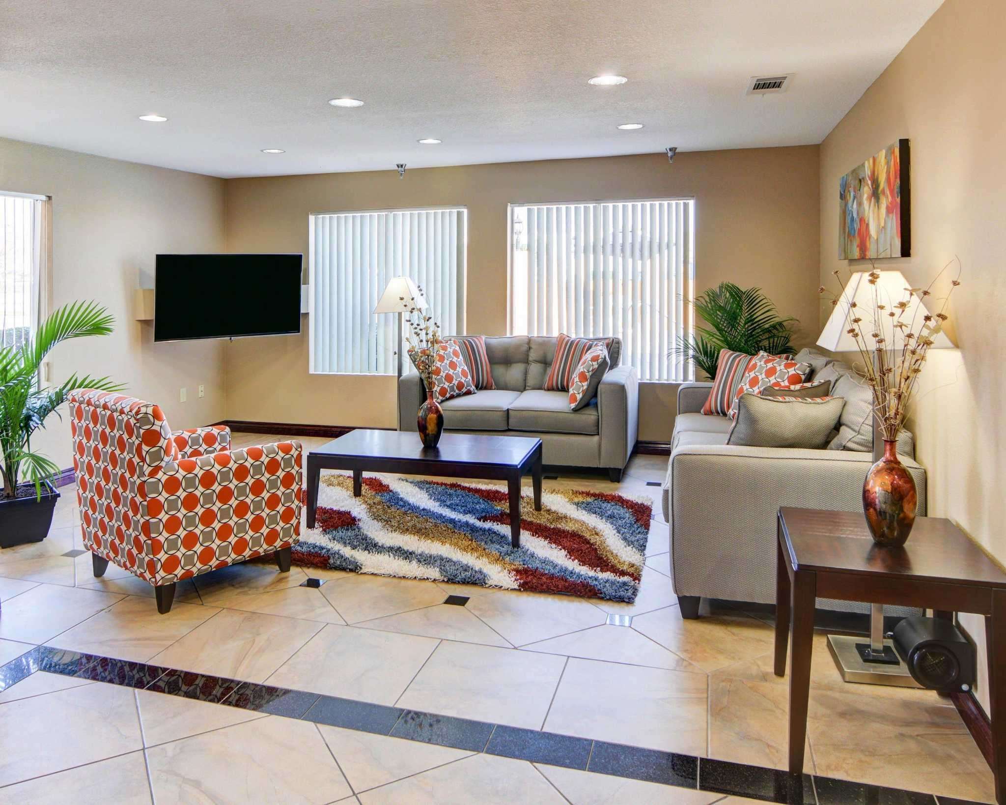 Lobby with sitting area | Quality Inn