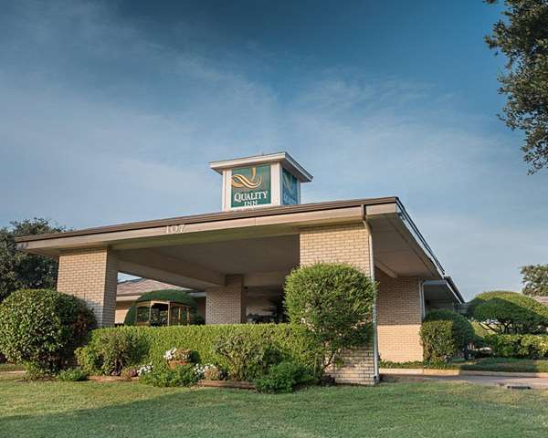 Exterior view - Quality Inn Ennis - I-45, Exit 251