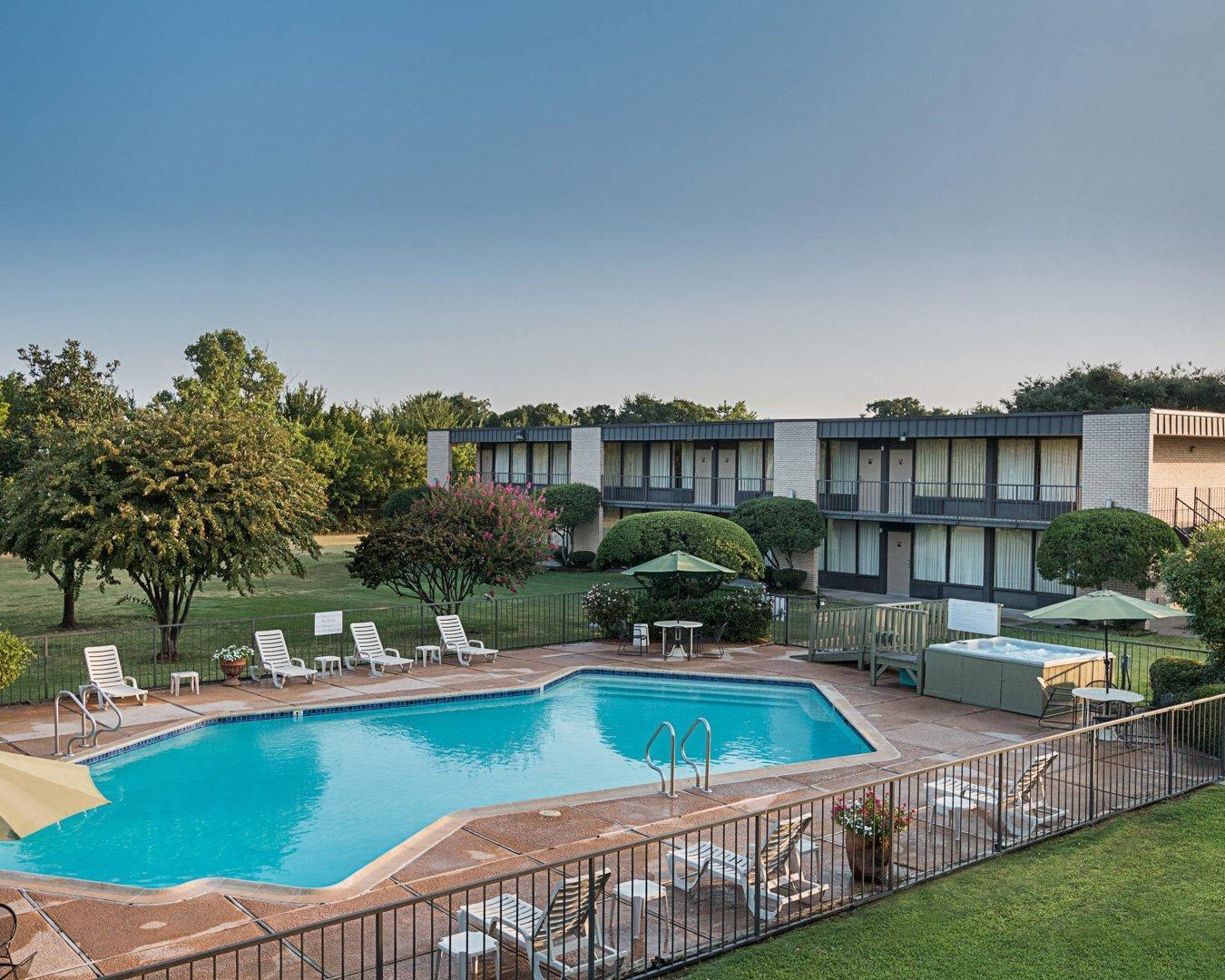 Outdoor pool with sundeck | Quality Inn Ennis