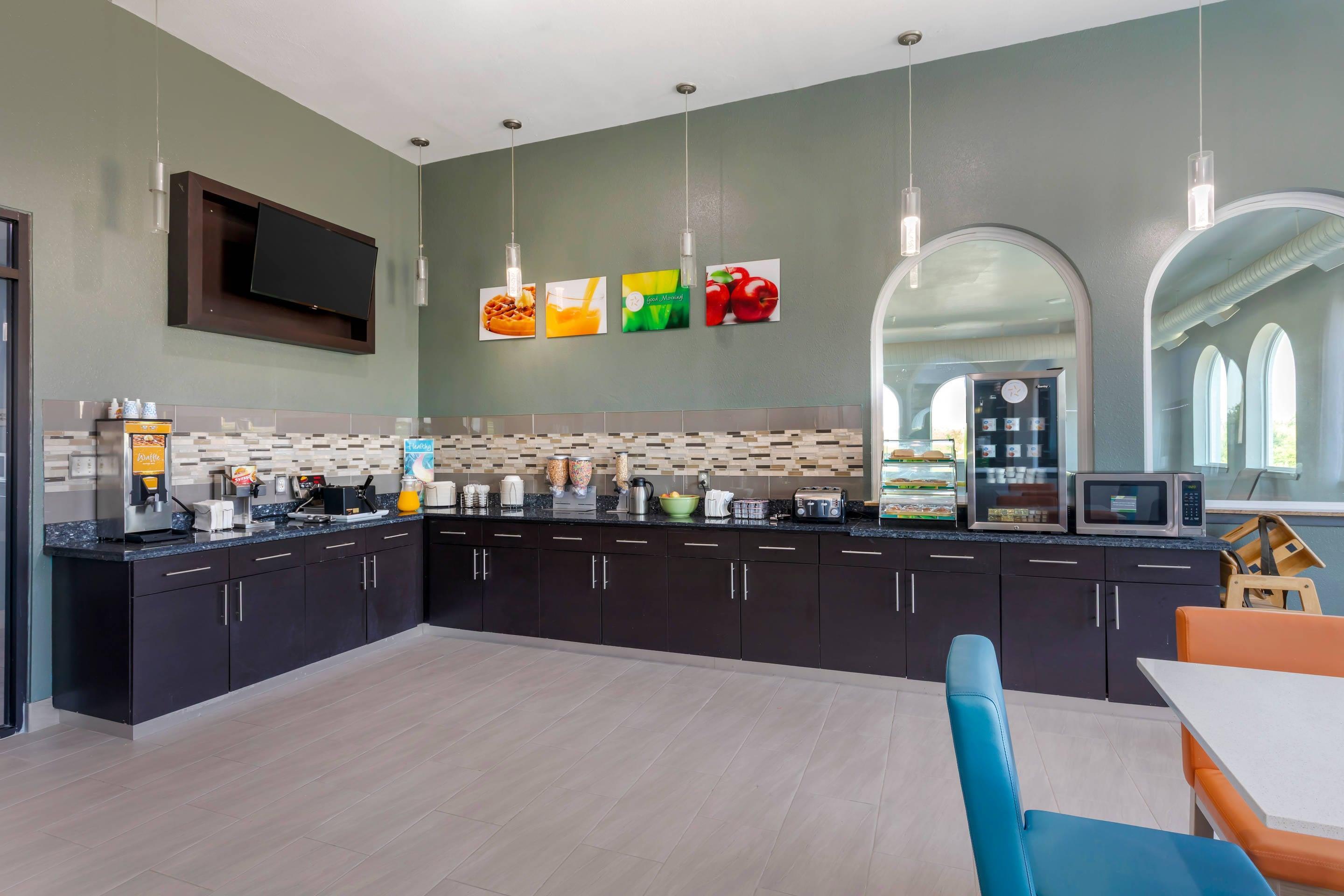 Breakfast area | Quality Inn Mesquite - Dallas East