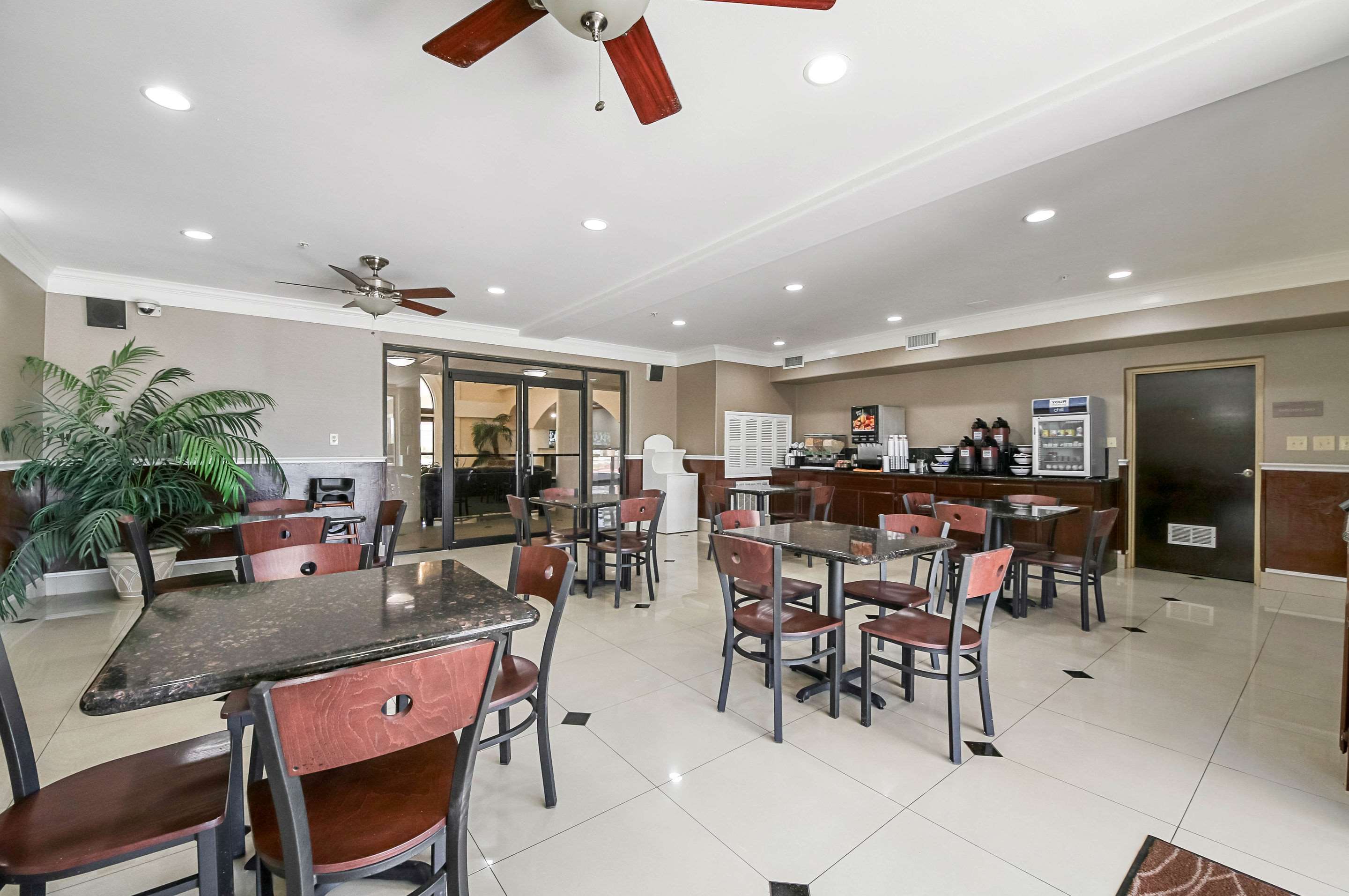 Enjoy breakfast in this seating area | Quality Inn Kingsville Hwy 77