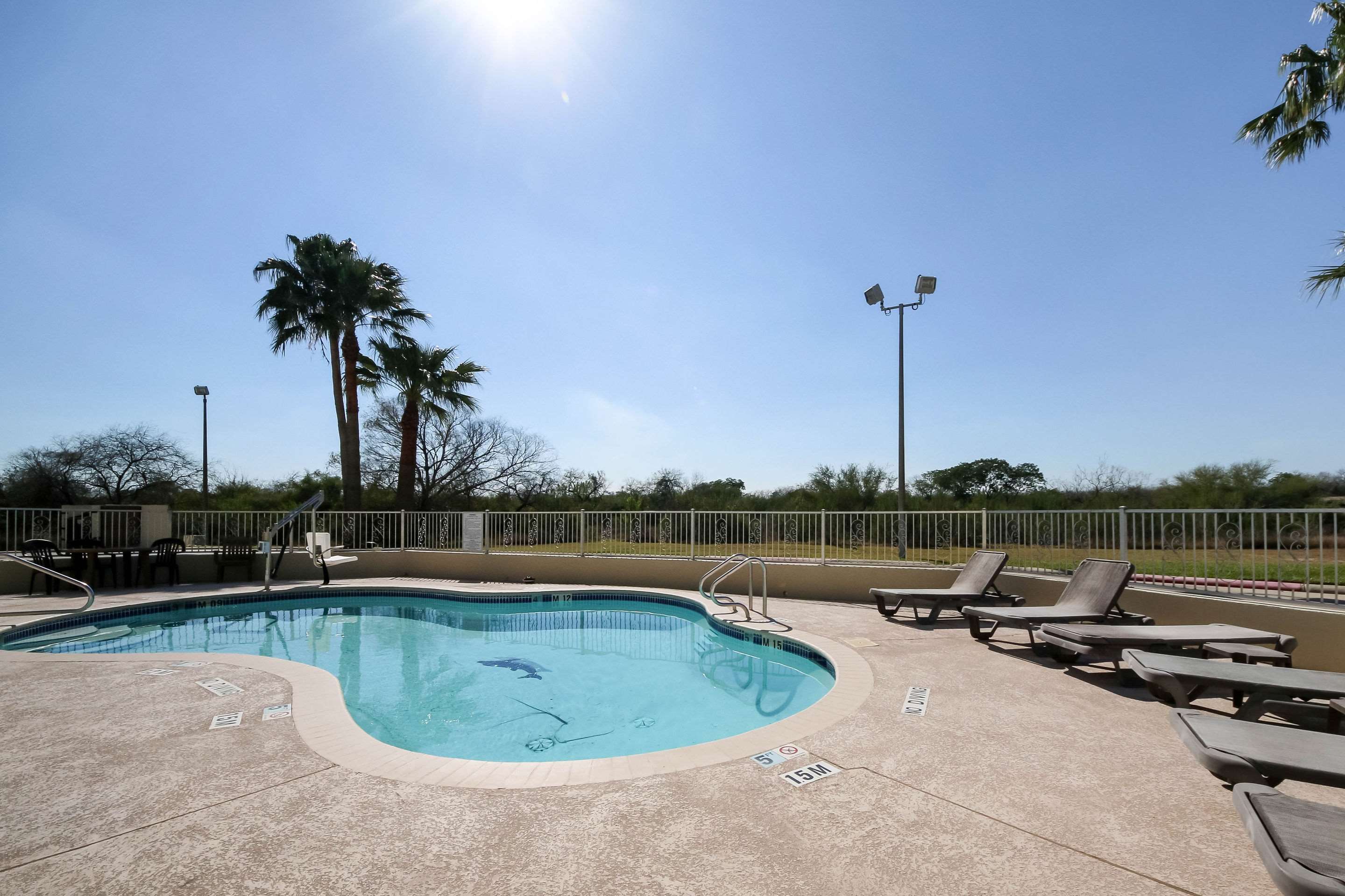 Outdoor pool | Quality Inn Kingsville Hwy 77