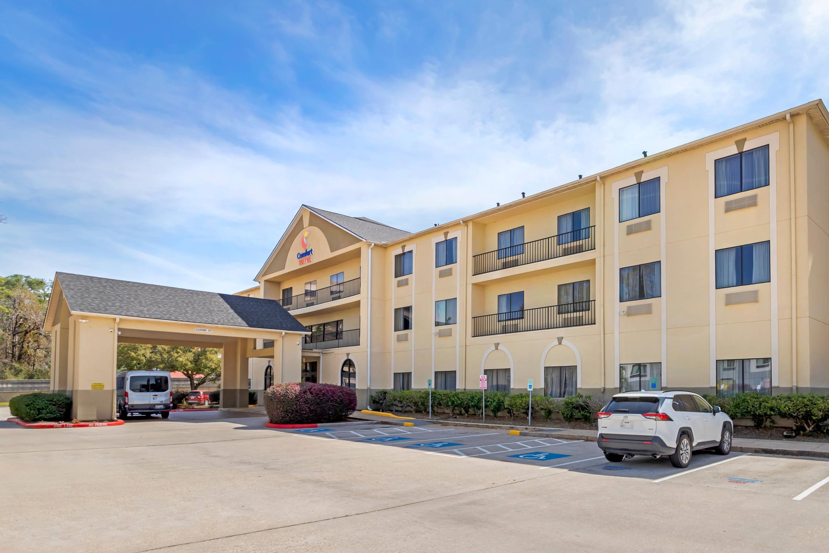 Hotel exterior | Comfort Suites Bush Intercontinental Airport