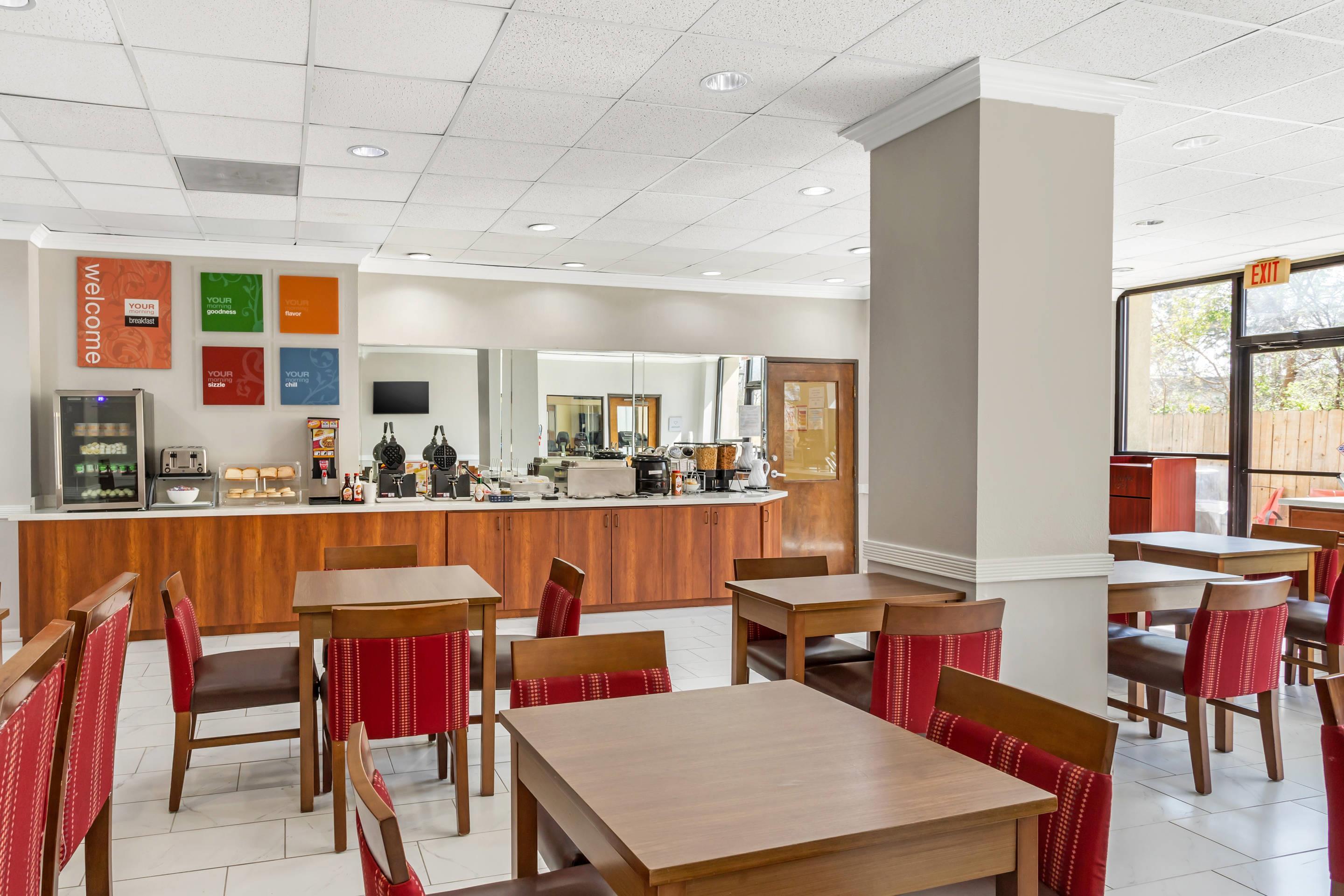 Breakfast area | Comfort Suites Bush Intercontinental Airport