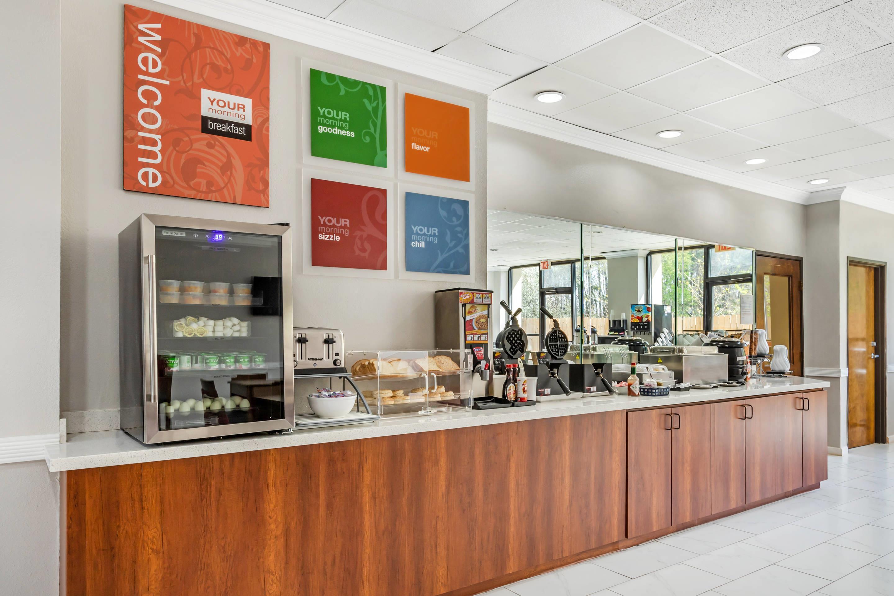 Breakfast area | Comfort Suites Bush Intercontinental Airport