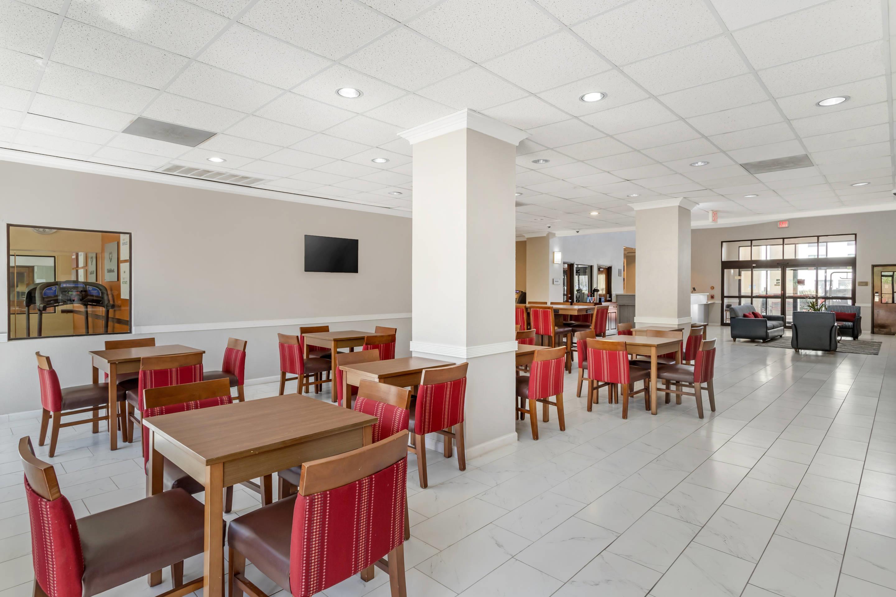 Breakfast area | Comfort Suites Bush Intercontinental Airport