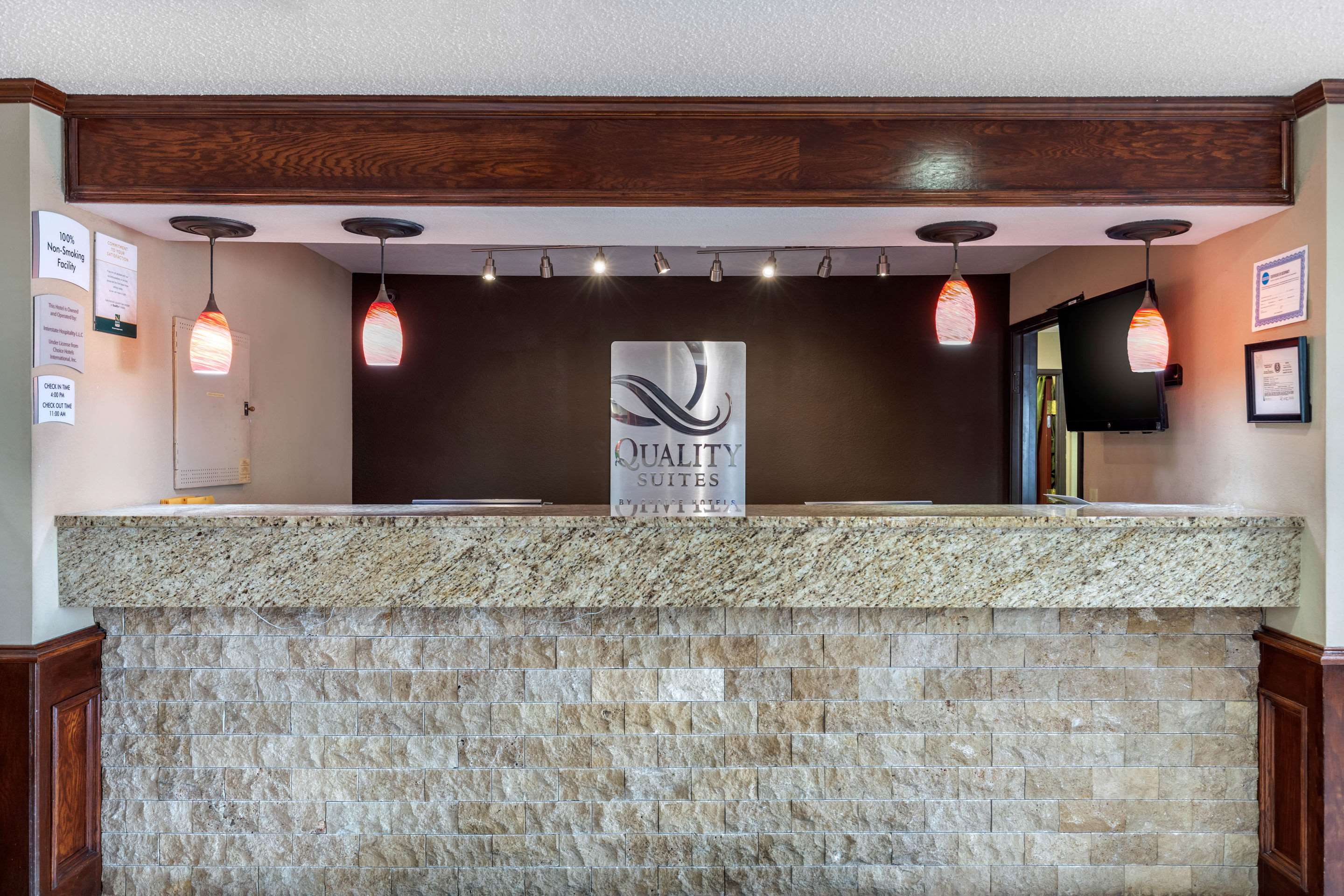 Hotel lobby | Quality Suites Addison - Dallas