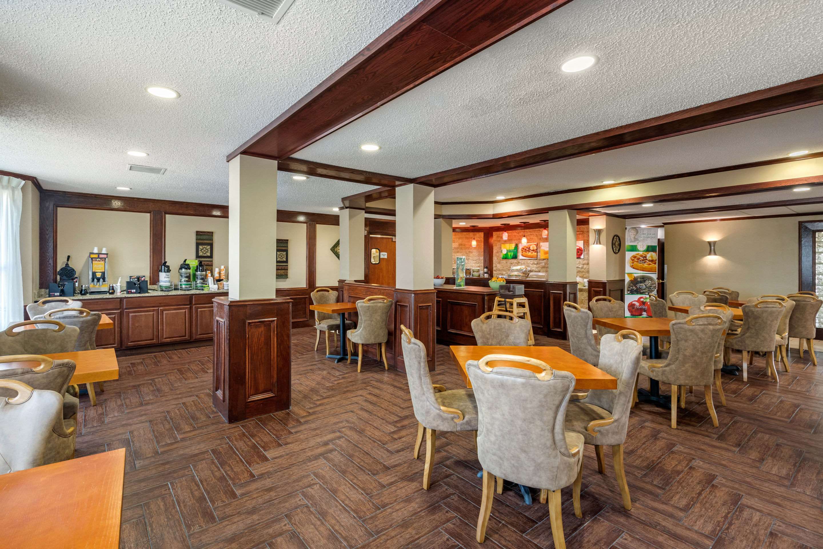 Breakfast area | Quality Suites Addison - Dallas