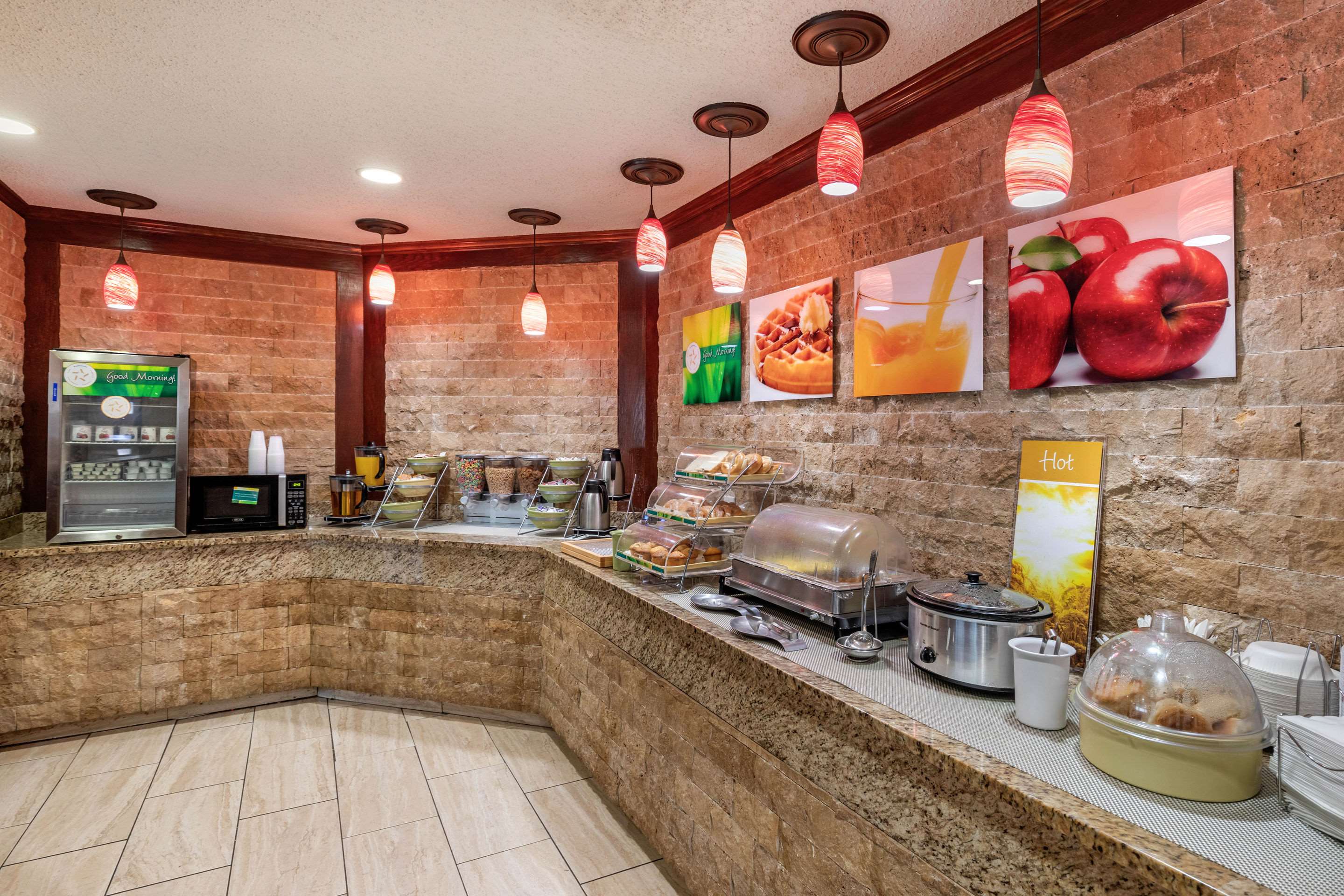 Breakfast area | Quality Suites Addison - Dallas