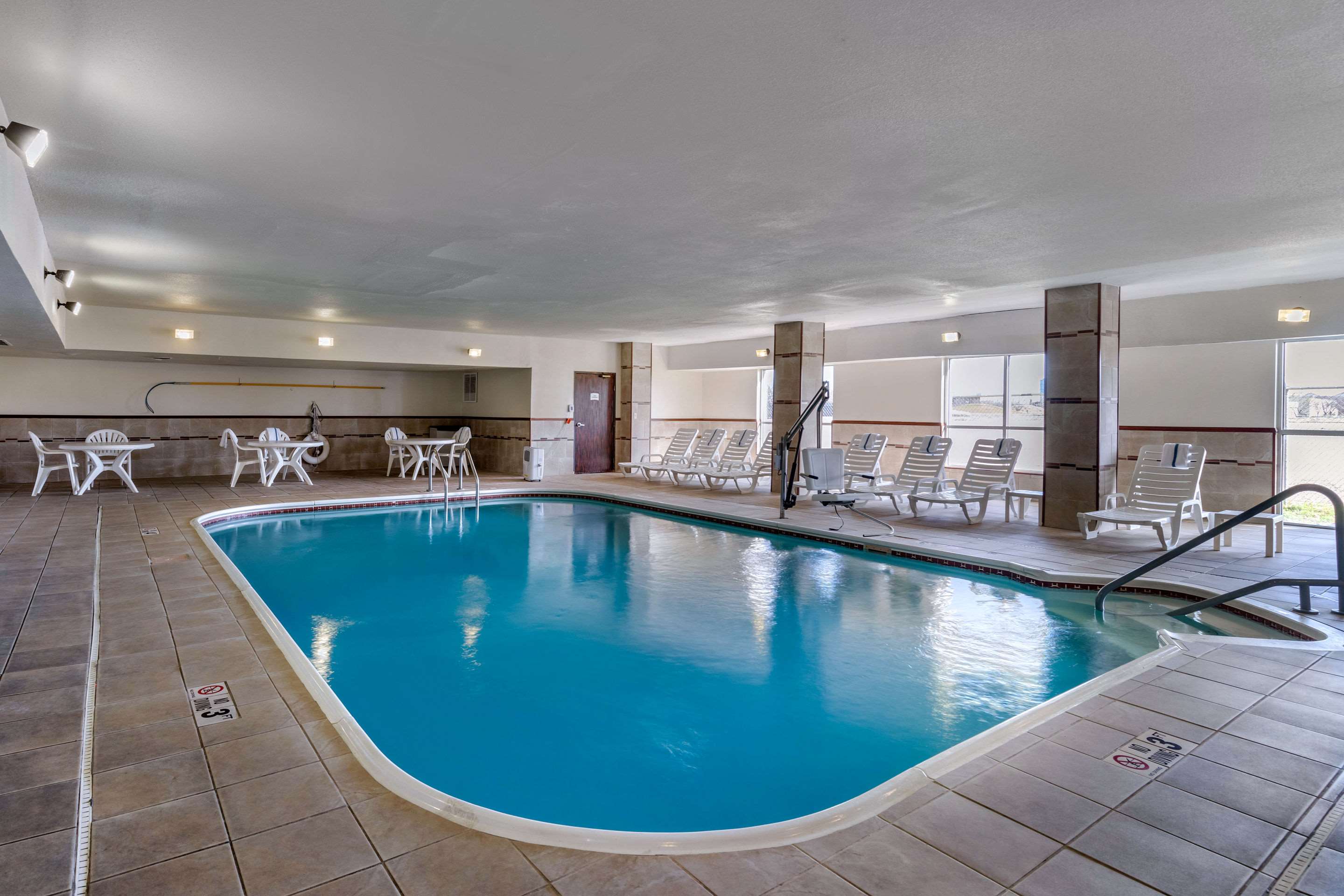 Indoor pool | Quality Suites Addison - Dallas