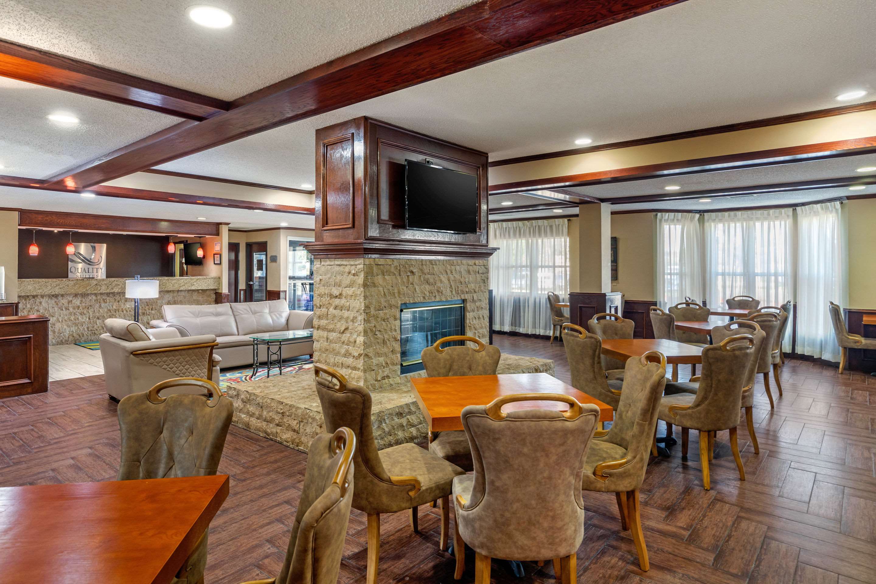 Breakfast area | Quality Suites Addison - Dallas