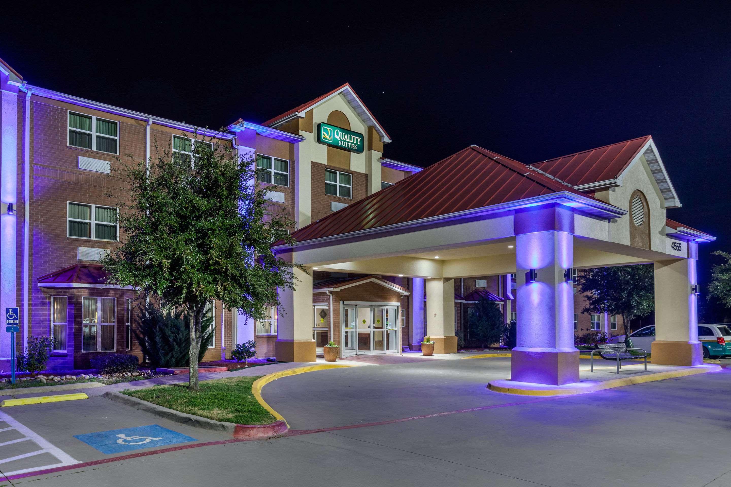 Hotel at night | Quality Suites Addison - Dallas