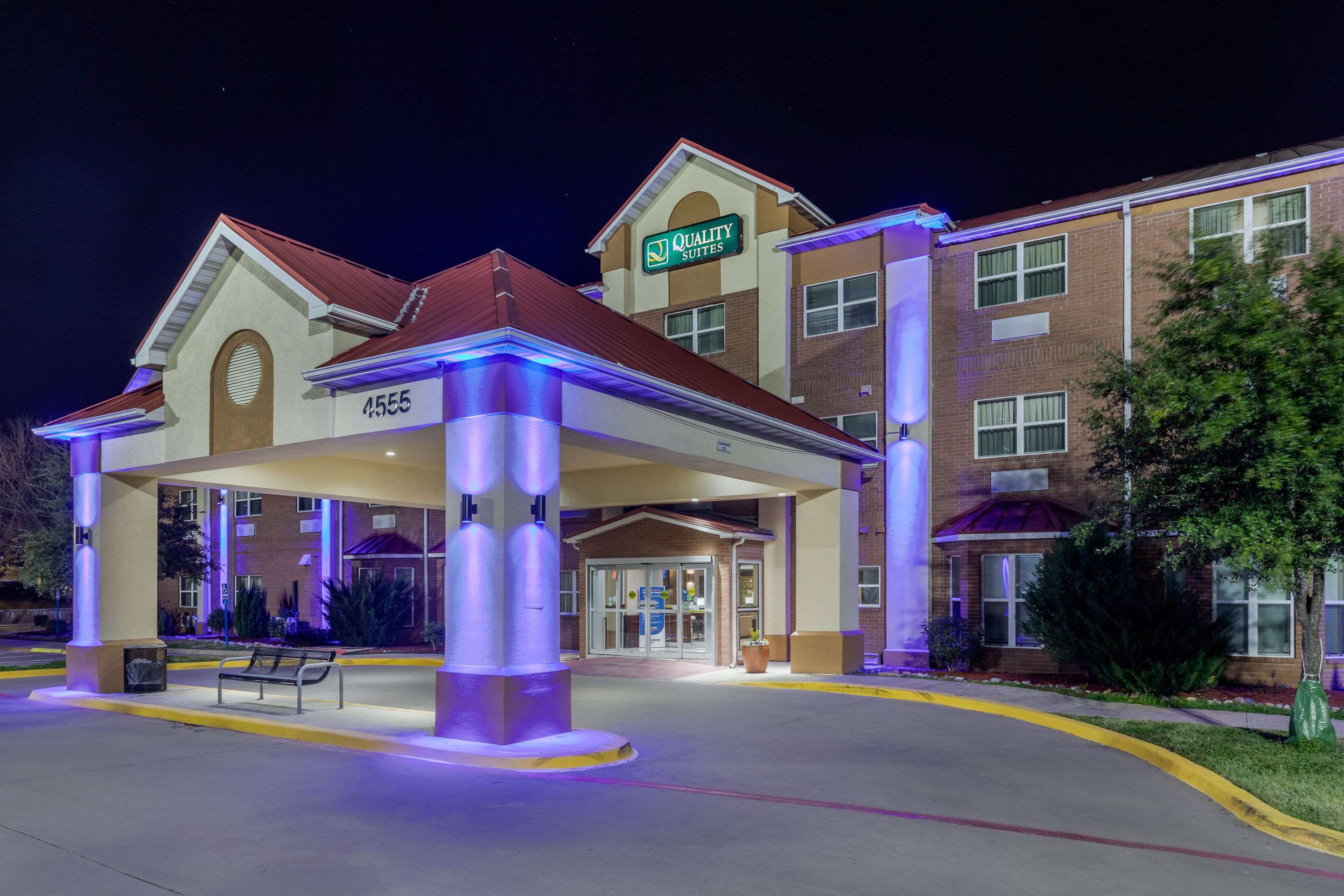 Hotel at night | Quality Suites Addison - Dallas