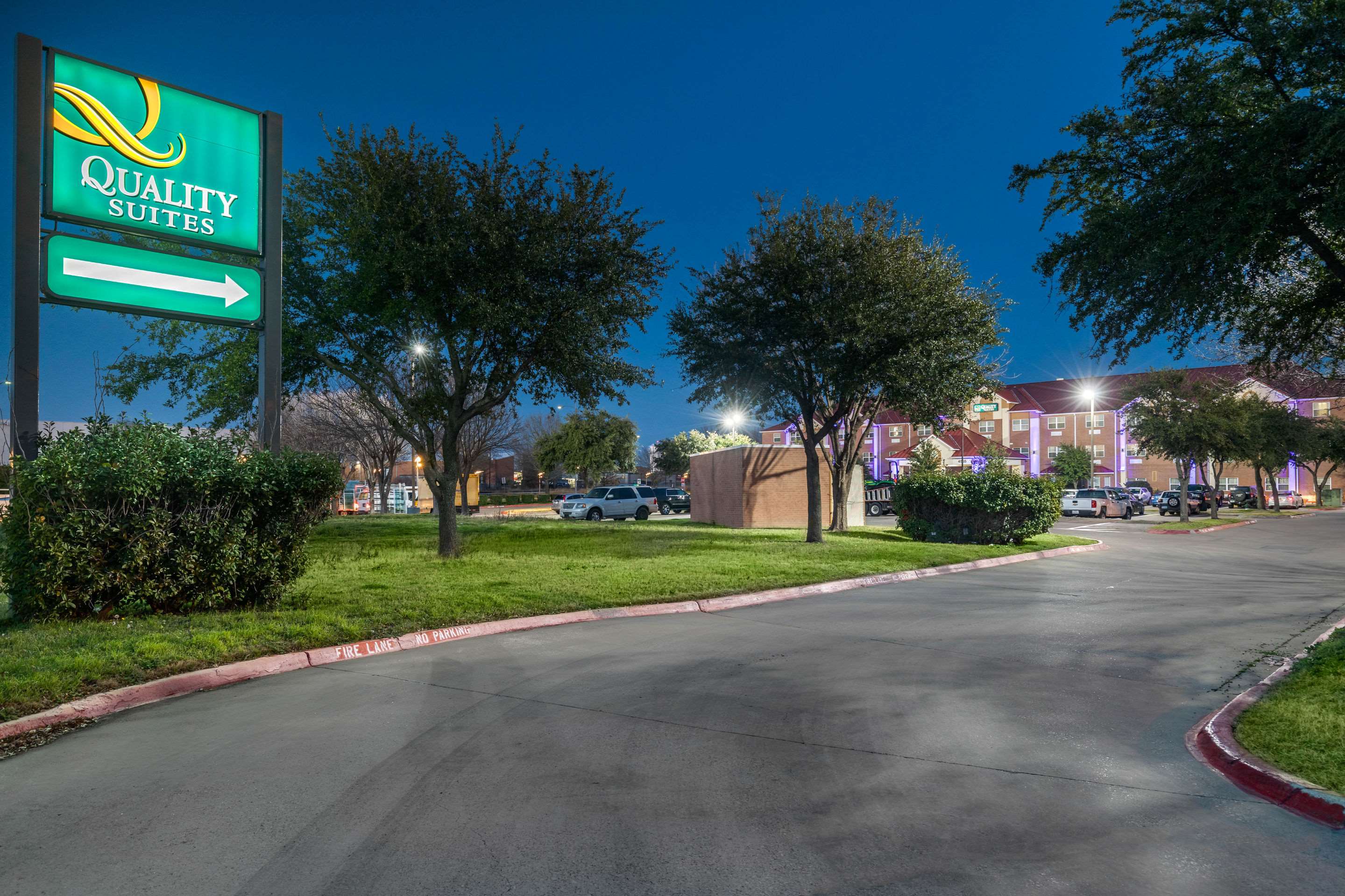 Hotel at night | Quality Suites Addison - Dallas