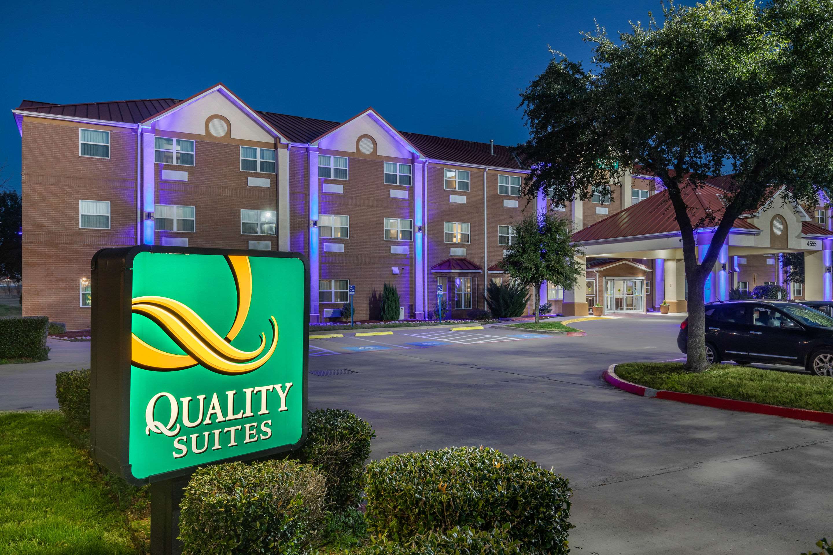 Hotel at night | Quality Suites Addison - Dallas