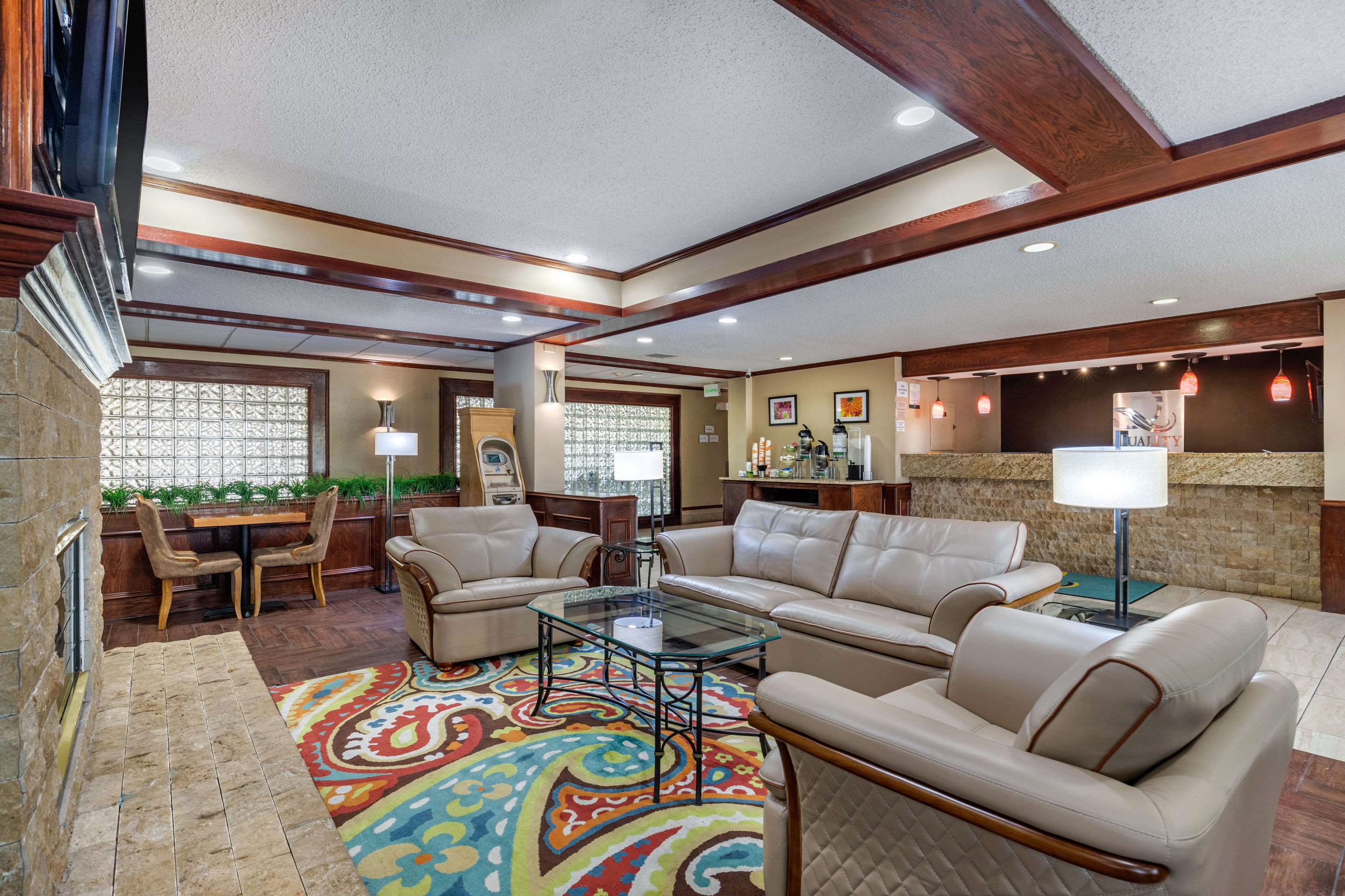 Hotel lobby | Quality Suites Addison - Dallas