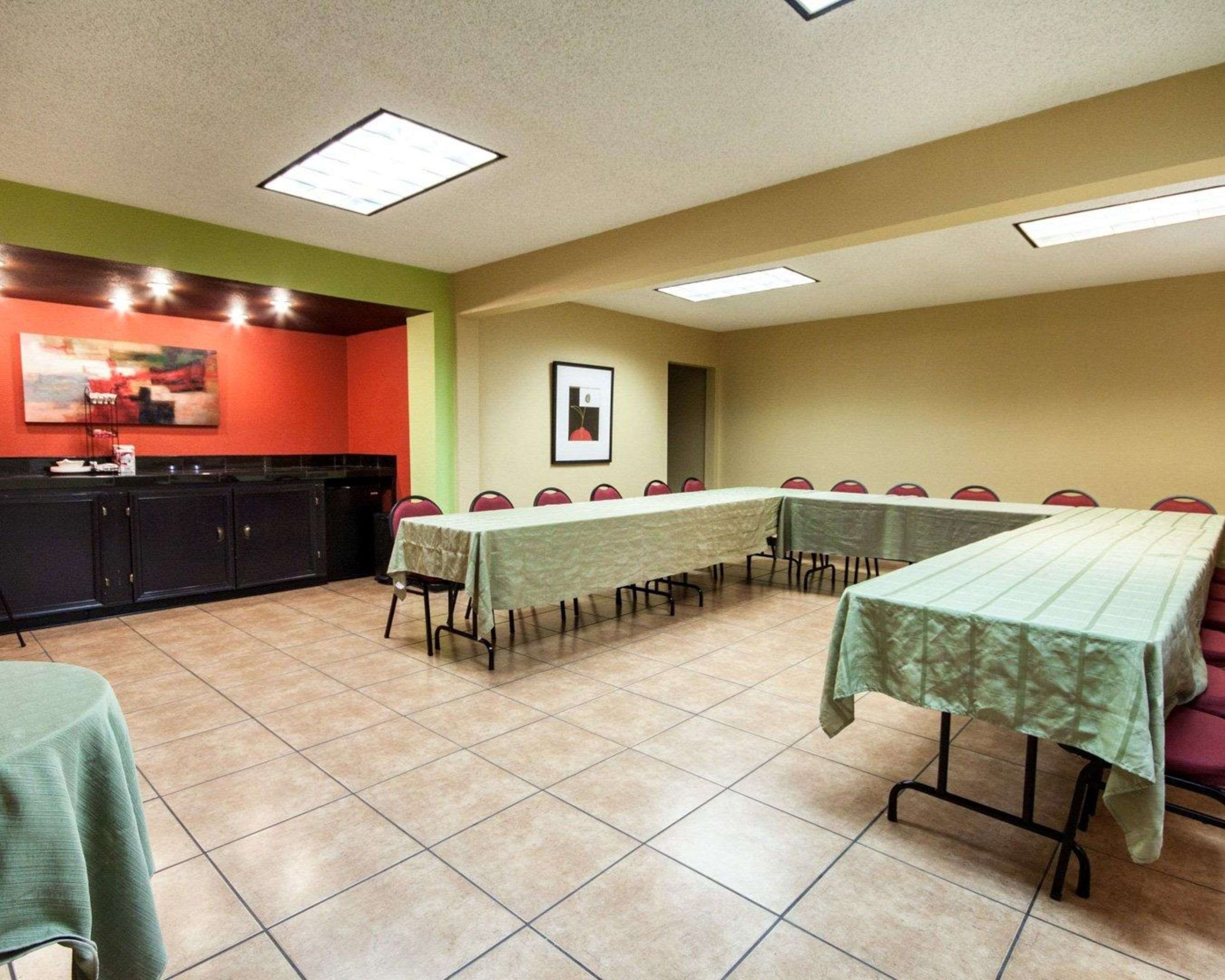 Meeting room with u-shaped setup