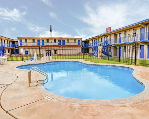 Pool - Rodeway Inn New Braunfels - I-35, Exit 189