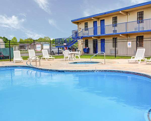 Pool - Rodeway Inn New Braunfels - I-35, Exit 189