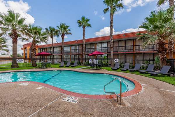 Pool - Quality Inn Pasadena