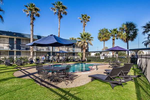 Pool - Quality Inn Pasadena