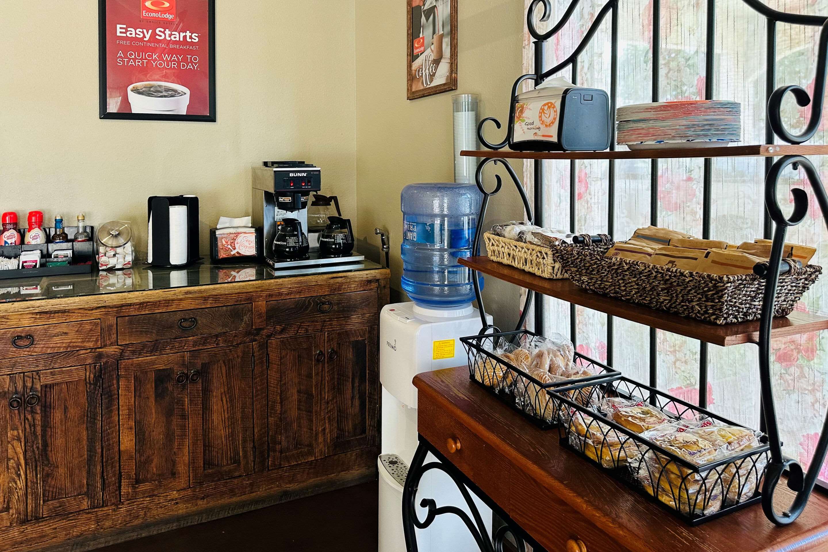 Breakfast area | Econo Lodge Fredericksburg