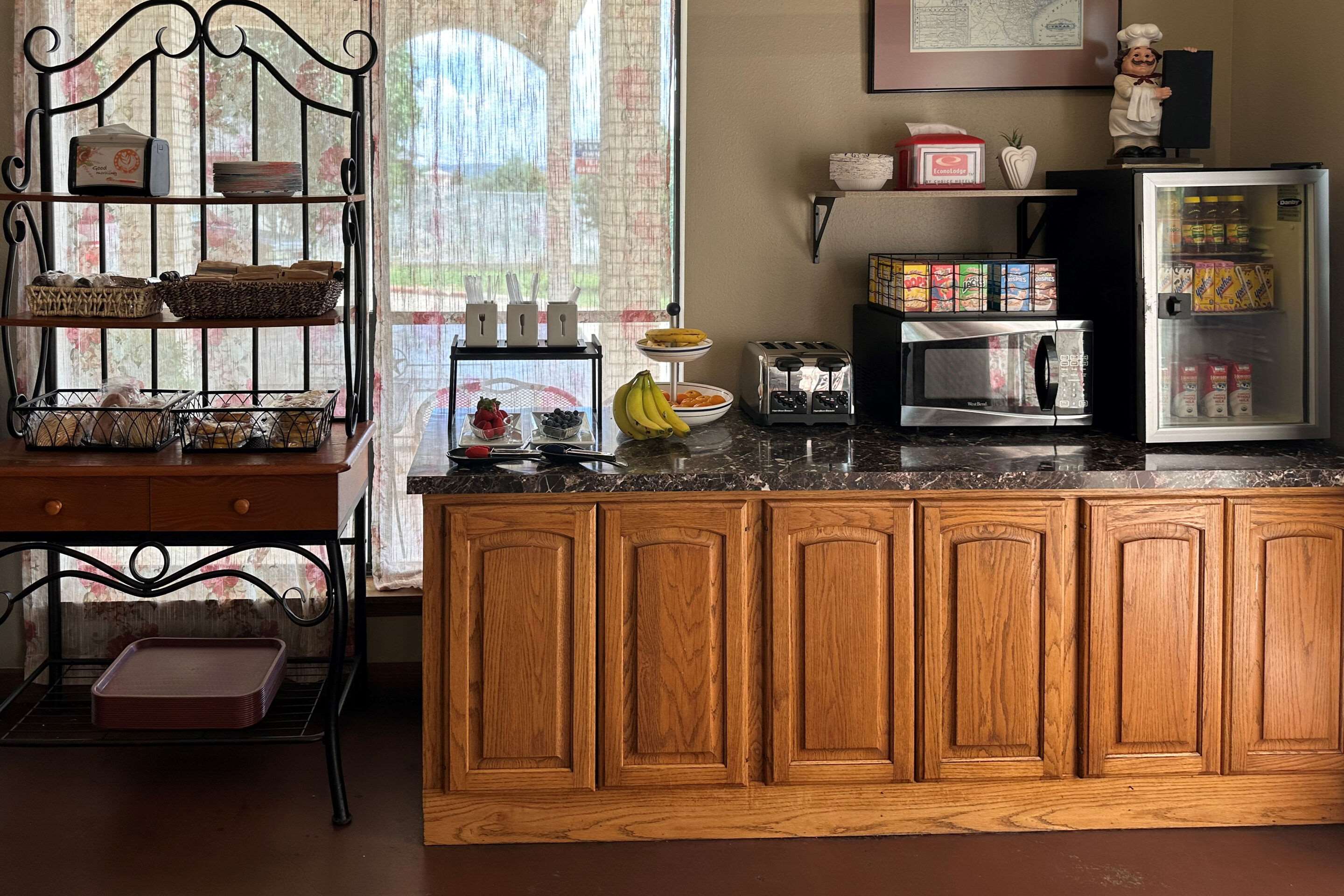 Breakfast area | Econo Lodge Fredericksburg