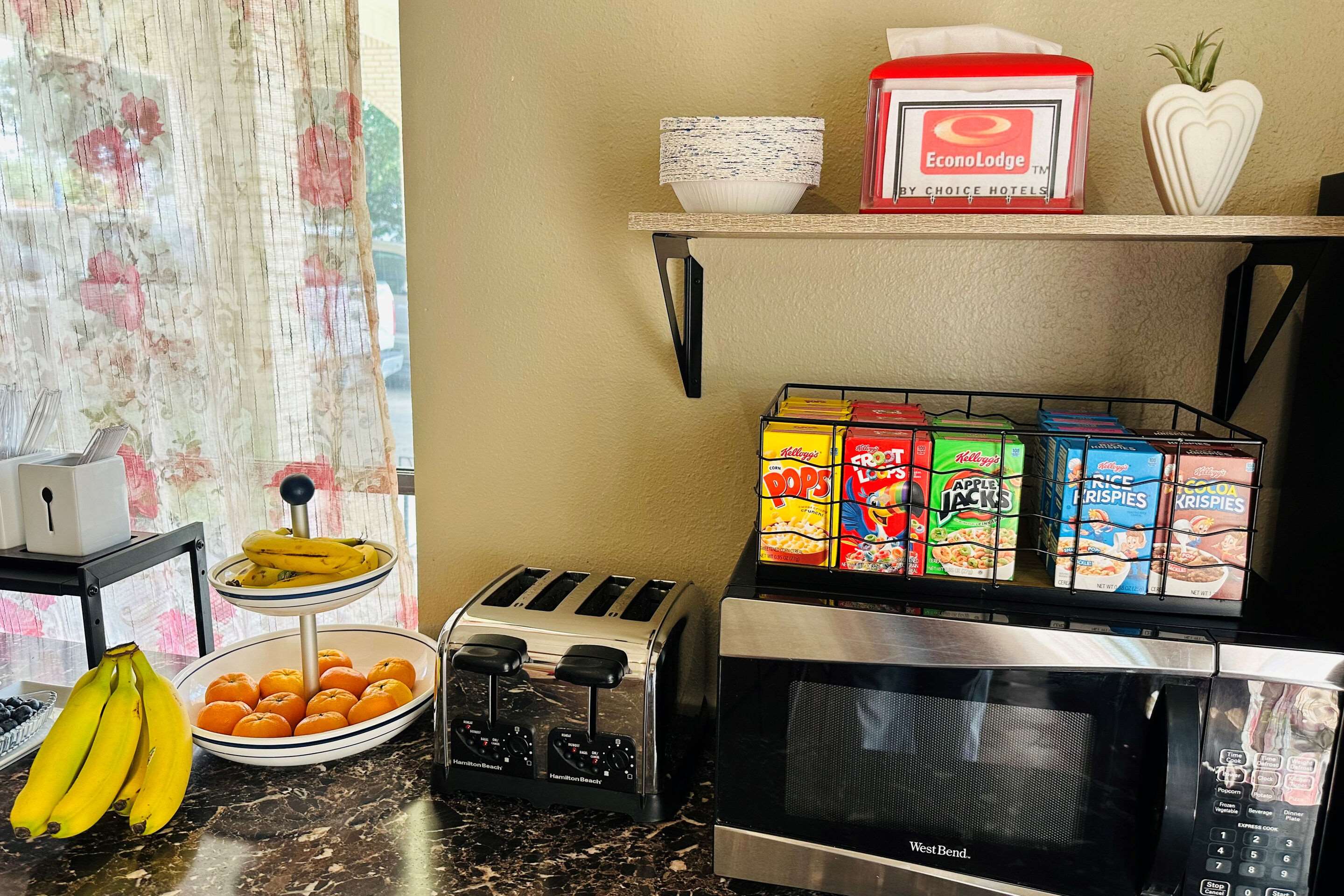 Breakfast area | Econo Lodge Fredericksburg
