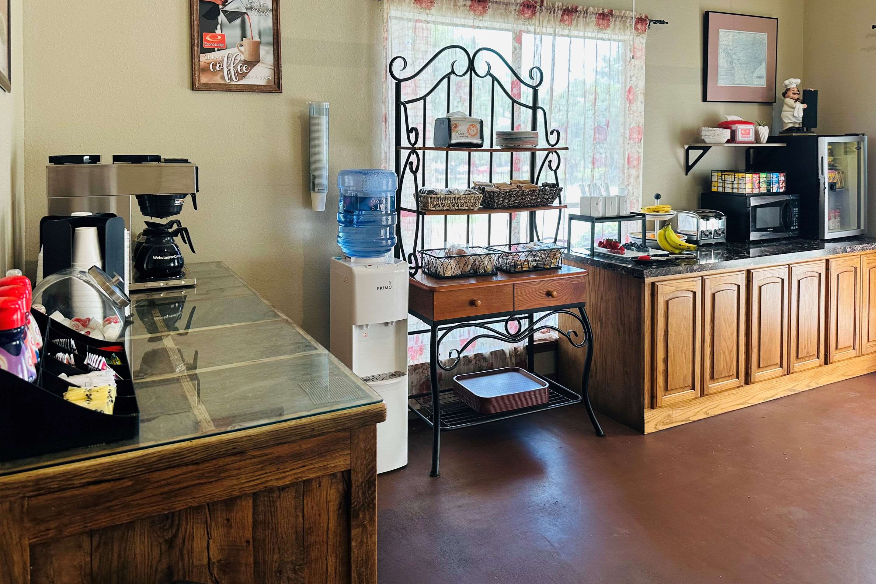 Breakfast area | Econo Lodge Fredericksburg