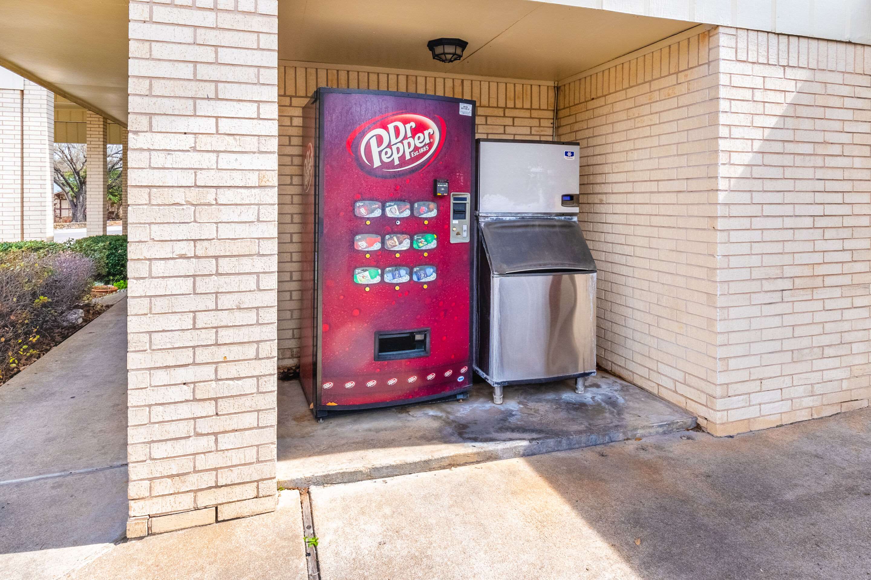 Hotel vending area | Econo Lodge Fredericksburg
