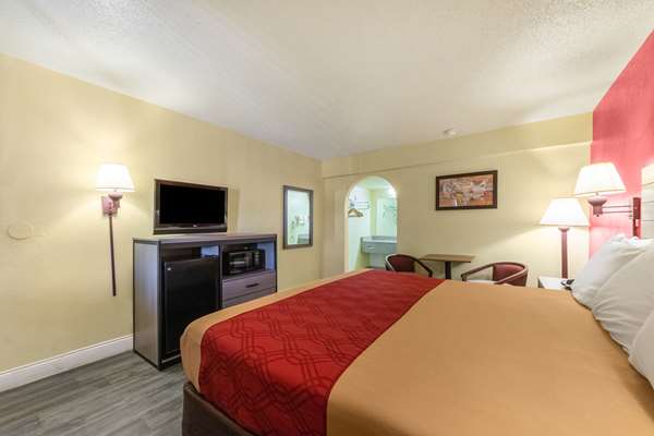  - Econo Lodge San Marcos - I-35, Exit 204A