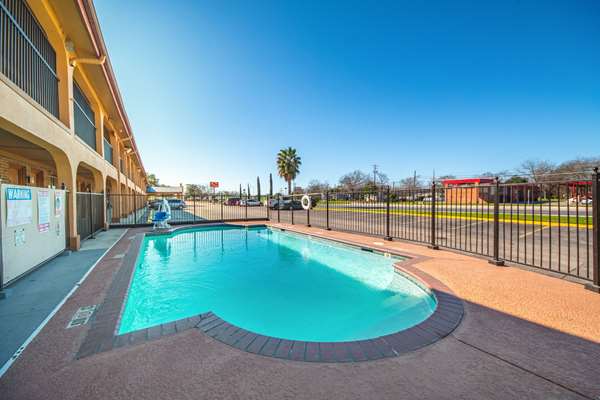 Pool - Econo Lodge San Marcos - I-35, Exit 204A