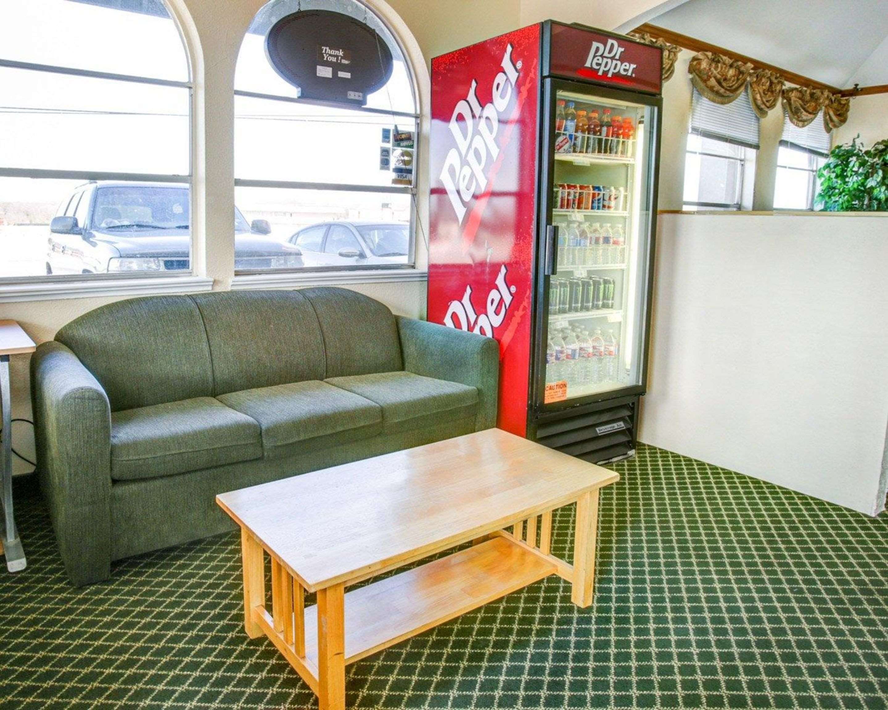 Spacious lobby with sitting area | Econo Lodge Temple