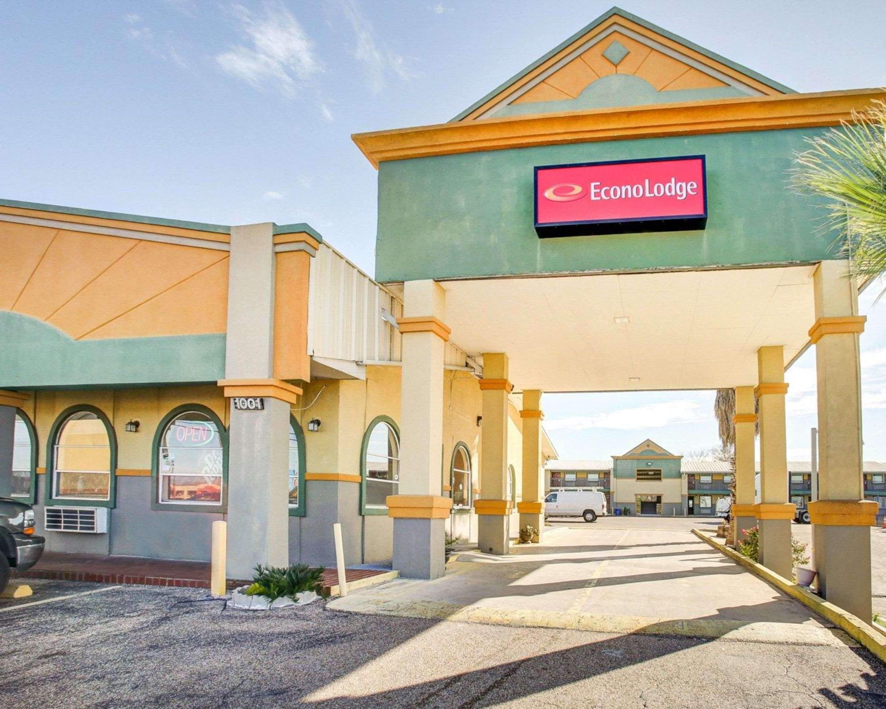 Hotel entrance | Econo Lodge Temple
