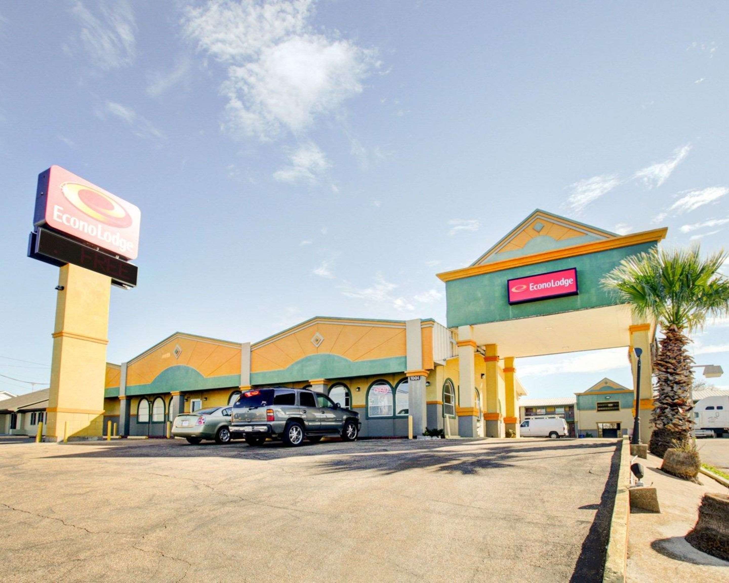 Hotel exterior | Econo Lodge Temple