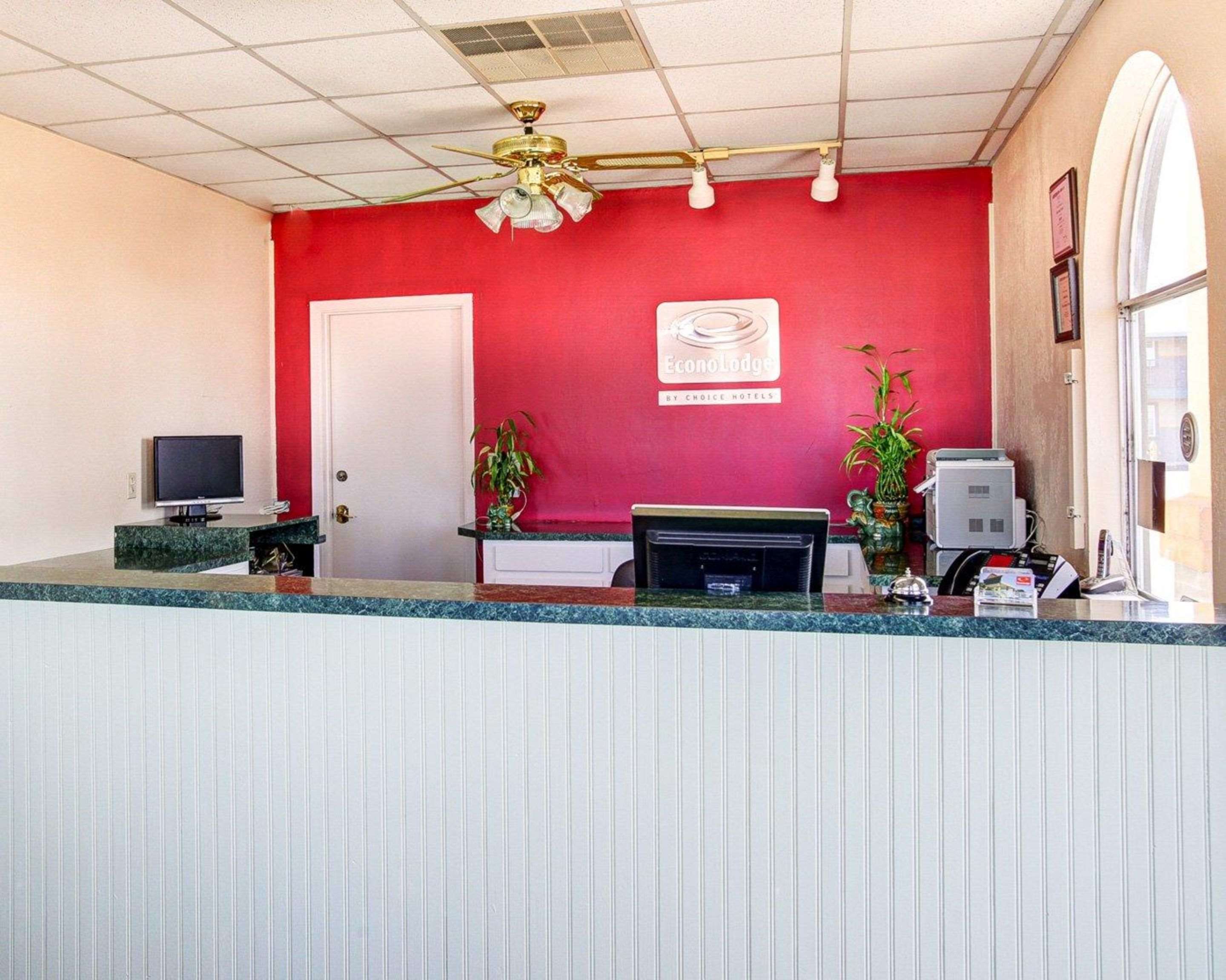 Front desk | Econo Lodge Temple