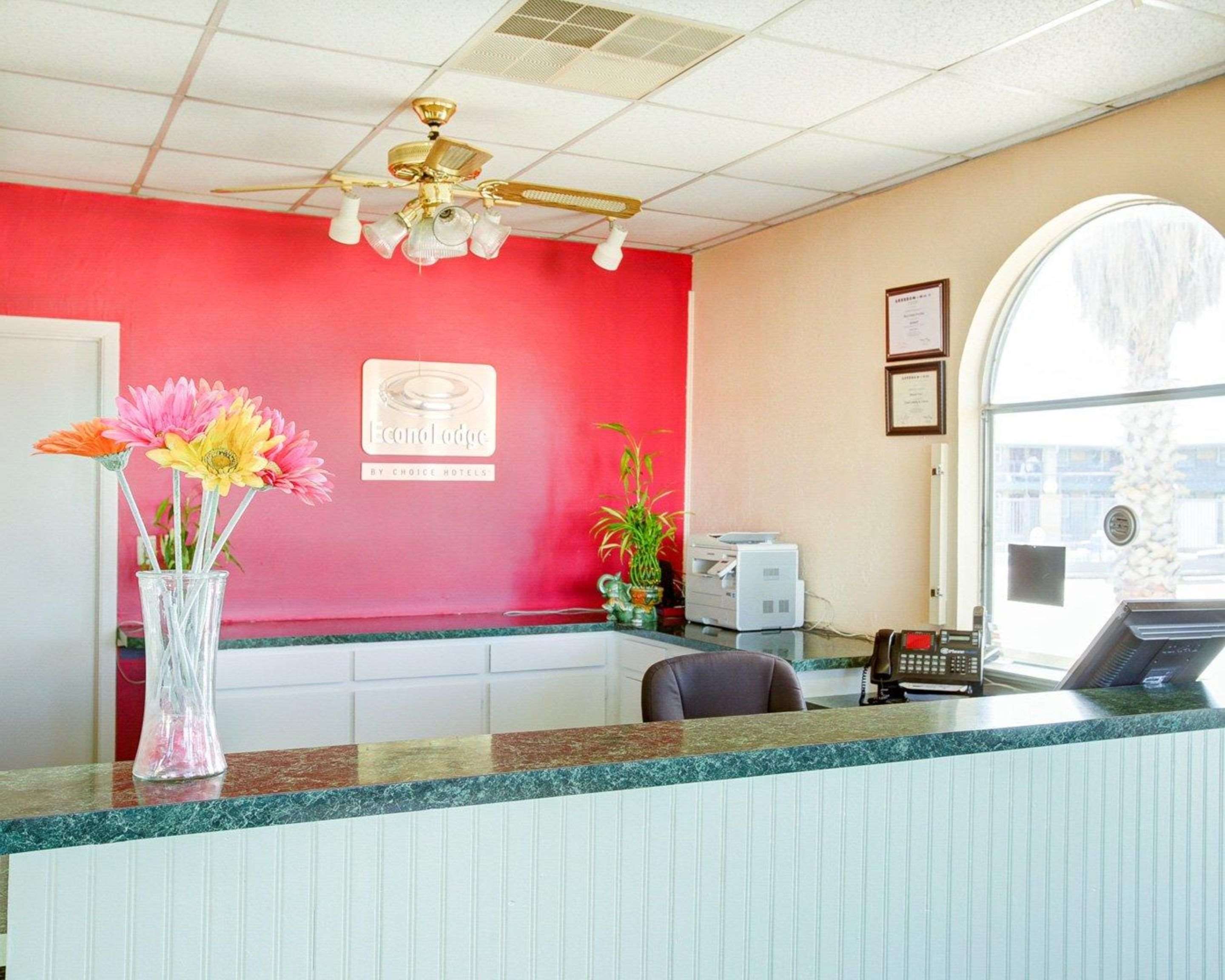 Front desk | Econo Lodge Temple