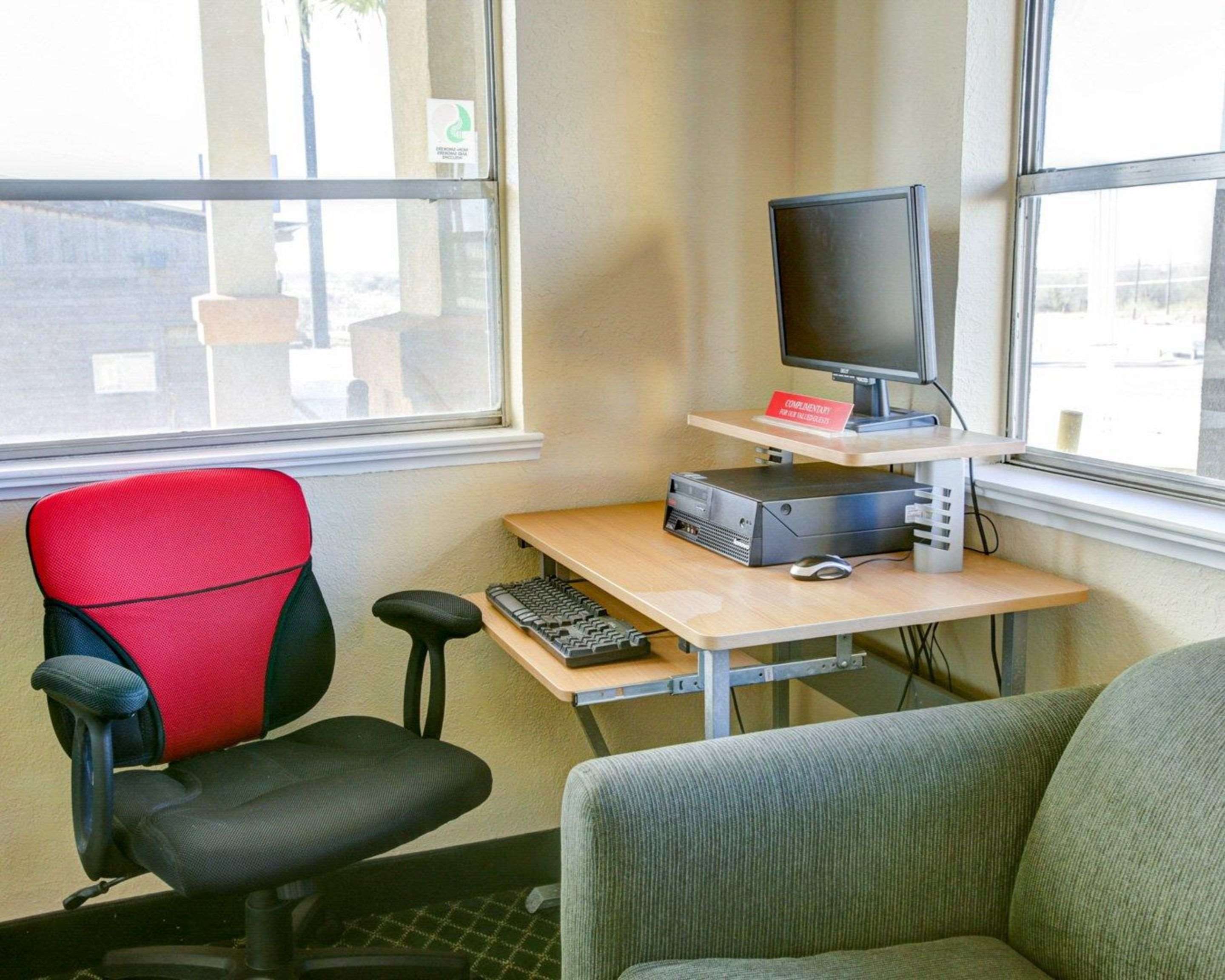 Business center with high-speed Internet access | Econo Lodge Temple