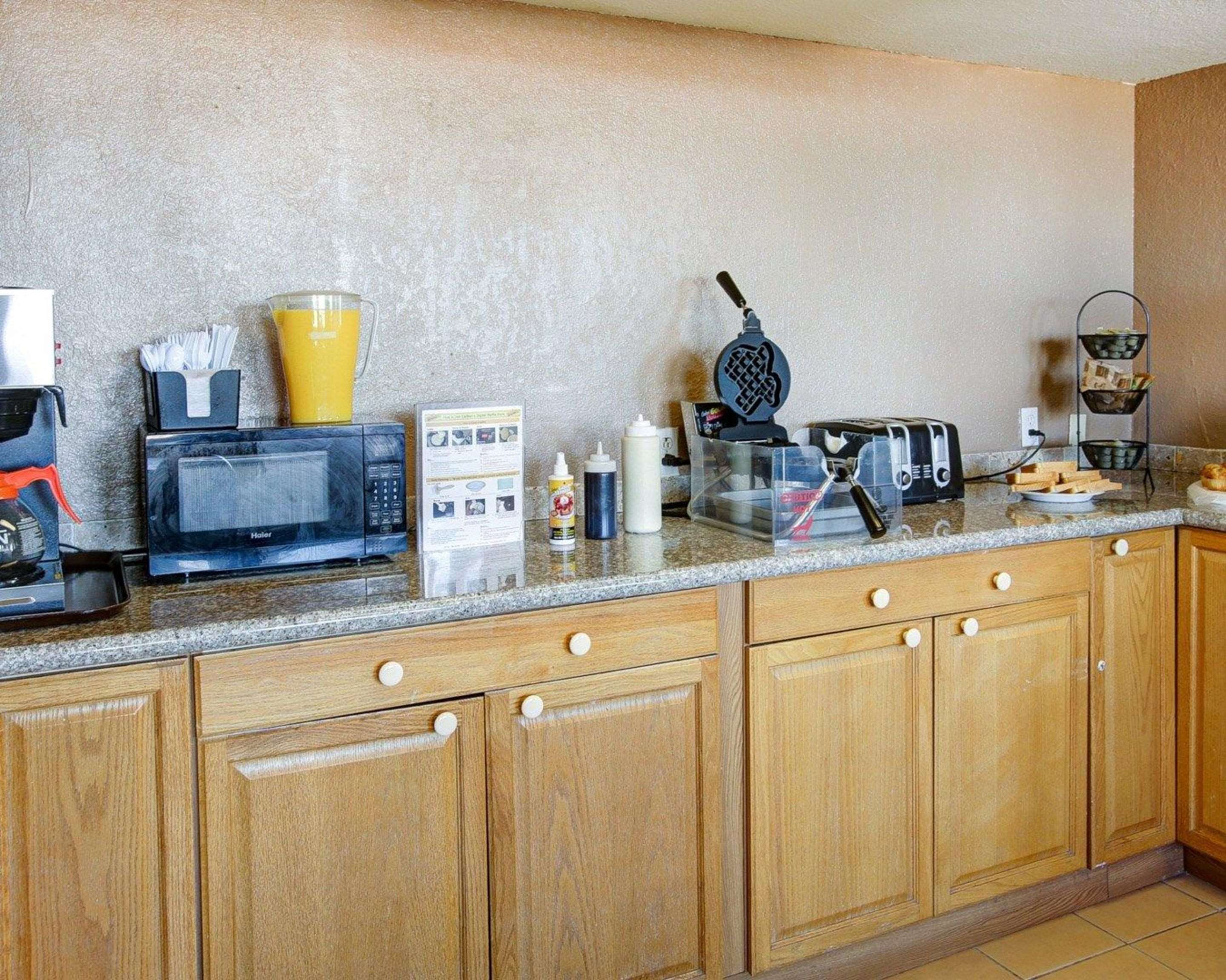 Hot and cold breakfast buffet | Econo Lodge Temple