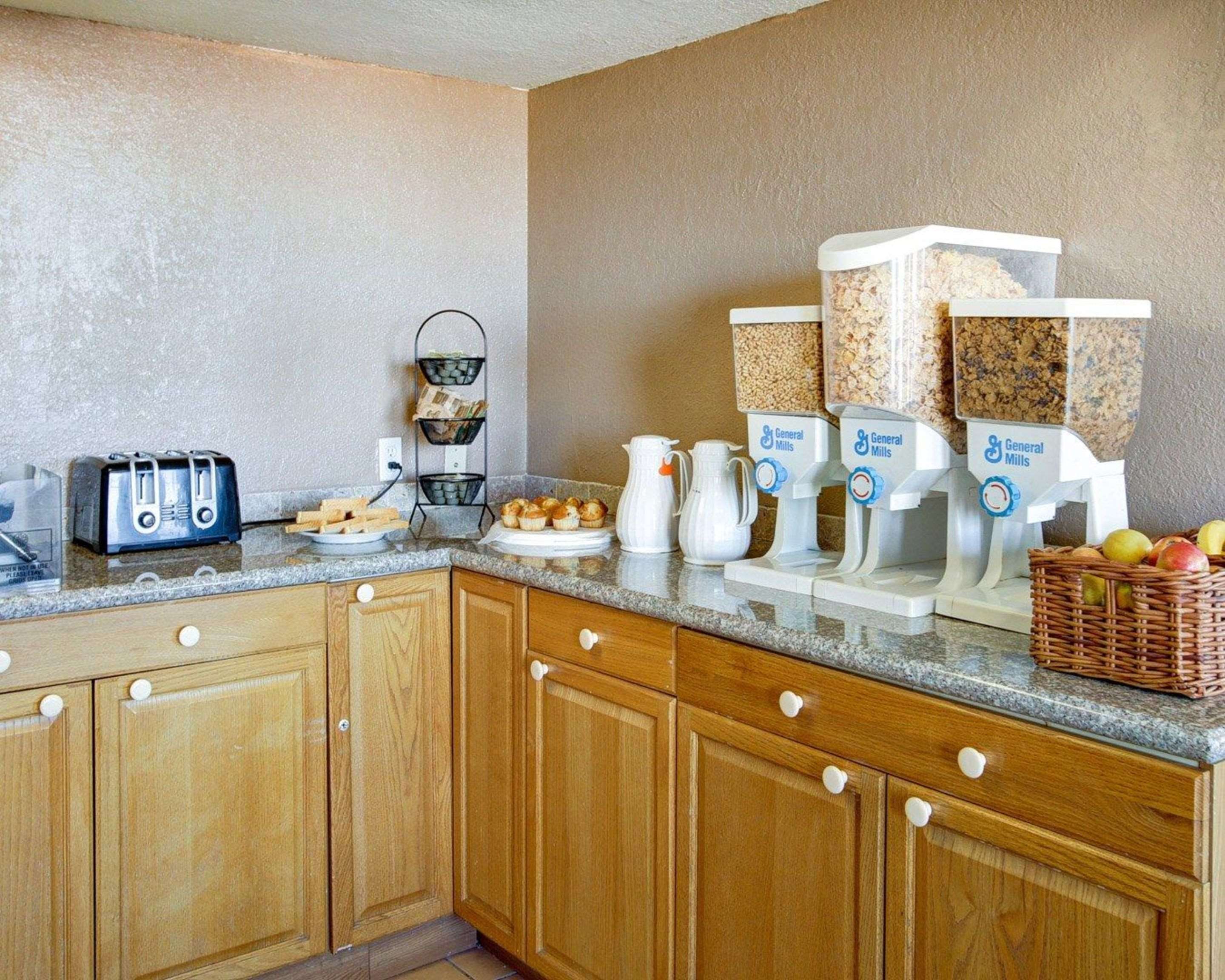 Breakfast counter | Econo Lodge Temple
